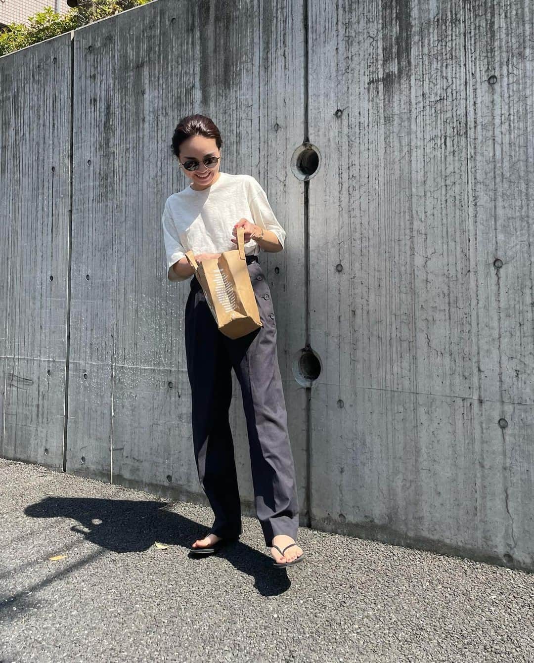 春名亜美さんのインスタグラム写真 - (春名亜美Instagram)「ビーサン解禁🩴🌈  #Tシャツ @auralee_tokyo  #PANTS @aewen_matoph  #sunglasses @rayban  #bag @madisonblue_official  #ビーサン @rm.muimui  ・ ・ ・ #auralee #madisonblue #rayban #aewenmatoph #ビーサン #ビーサンコーデ #ママコーデ #ママコーディネート」5月20日 17時41分 - amiharunaami