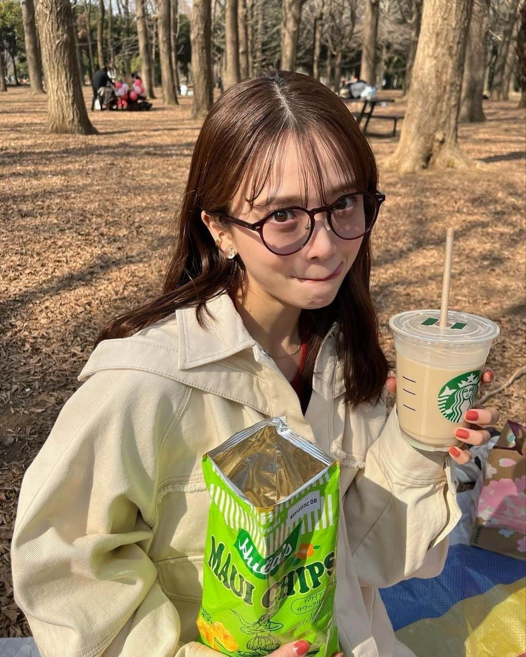 美女naviさんのインスタグラム写真 - (美女naviInstagram)「【美女navi ☻*】ピクニック🥤🌸 * * 今回ご紹介させていただく方は❤️ たくぼ かりん さん ▶️▷ @kar_insta_gram * * # Repost . . ピクニック🥤🌸 いい天気で最高のオフだったー！！  明日は急遽撮影！頑張ろう😘 . . たくぼ かりん さん のアカウントには 他にも素敵な投稿が(*´﹀`) ぜひ覗いてみてくださいね🧡 * * * 美女navi掲載希望の方は⇒ @bijo_navi ❤️と # ビジョナビ タグ付け * 10代限定姉妹アカウント 美少女navi掲載希望の方は⇒ @bishojo_navi 💛と # ビショウジョナビ タグ付け * お願いします✨✨ * * 次回もお楽しみに...😍 * * #お出かけ #ピクニック  #ピクニックデート #ピクニックコーデ #naturalbeauty #巻き髪 #ロングヘア #女子力アップ #ヘアスタイル #グルメ女子 #大人可愛い #美肌 #美肌ケア #美意識向上 #カジュアルファッション #おしゃれ女子 #メガネ女子  #ゆるふわ #デートコーデ #女子力向上  #ロングヘアアレンジ #ゆるふわ女子 #あざとかわいい #シースルー前髪 #デートコーディネート」5月20日 18時00分 - bijo_navi