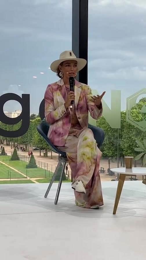 アリゾナ・ミューズのインスタグラム：「Today I proudly spoke @changenow_world in Paris 🇫🇷 Thank you for those who joined us. Hope to see you here next year ♥️ Thanks for filming @climatepsychologists 🌎」