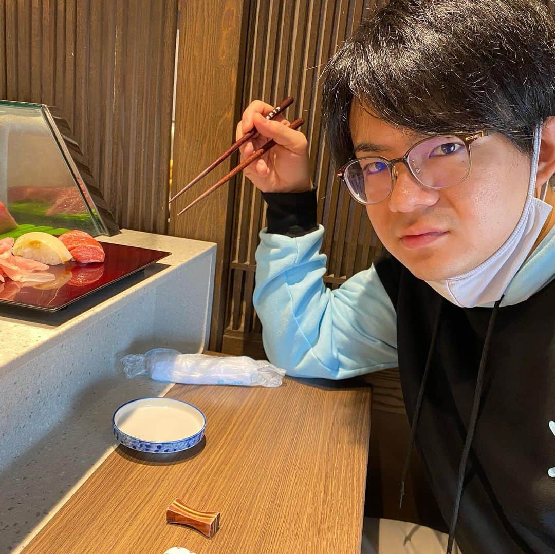  山本陽平のインスタグラム：「こないだうどんさんと豊洲で寿司食ったときのお写真たち  #スタンダップコーギー #奥村うどん」