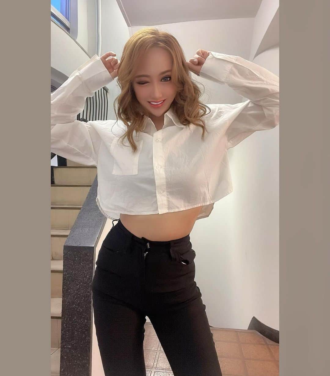 のインスタグラム：「ジムで筋トレしてからヘソ出る服も着れるようになって嬉しい！！  痩せたら着ようと思ってたミニシャツやっと着れた😌💕  #improvementstudio  #ジム#gym#筋トレ#筋肉#トレーニング#パーソナルトレーナー#パーソナルトレーニング#workout#ハイウエスト#シャツコーデ#へそ出し#darich#歌舞伎町#キャバ嬢#キャバクラ#リアラ  @improvement.studio  @chiba_chan0418」