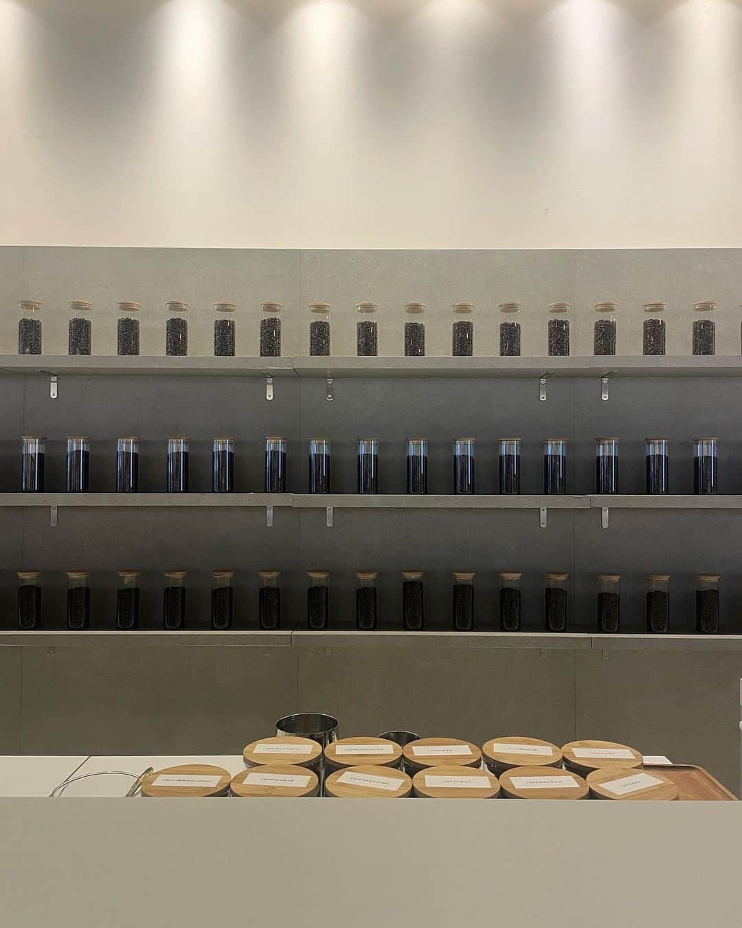 のインスタグラム：「. UCCさまにご招待いただき COFFEE CREATION ’My Blend’ EXPERIENCEという 特別なイベントに参加させていただきました☕️  UCCさまならではの、技術や経験、データを基に 自分好みのブレンドを作ることのできる ブレンドシミュレーションを体験しました☺️🤲  普段からコーヒーをハンドドリップで愛飲するのが 日常の私にとって、このイベント楽しみでした！  アロマのベースを選んで、あとはマップに 自分がイメージや理想とする完成形をピンして📍 結果が出てくるのです。 自分だけの専用のオリジナルブレンド痺れます❤️‍🔥  完成したコーヒーは、それ！これ好き！となる 深みありながらバランスもよく香ばしさもあり 濃厚なテリーヌなどと合わせたくなるような仕上がり。  UCCさんのブレンド技術、すごー！となりました😂 (そして淹れ方も素晴らしくおいしさ倍増🥺)  普段から、コロンビアやブラジルを好んで 選んでいたのですが結果がドンピシャでその2つの いろんなバージョン(雑)のブレンドされたもので…！ 感覚的、味覚的に選んでいたものがデータとして こう出てくると改めて好きなものは間違ってなかった と自画自賛もできる機会でした☺️🙏←  UCCコーヒーアカデミーの専任講師の方に淹れ方を レクチャー頂きながらおしゃべりしながらドリップ して頂いたのもとっても貴重で楽しかった◯  味を左右するといっても過言ではない淹れ方を 改めて勉強できたので早速家でも実践します🫡  明日、明後日はアンバサダーである#星野源 さんの 味覚にあうブレンドが飲めるとのことなので 六本木ヒルズカフェに是非行ってみてください☕️  トゲがなく、まろやかで飲みやすくてさっぱり感も あって星野さんというお人柄が出てるのだなと思って ファンの方はよりたまらないだろなと思いました🥰 (ファンの方知ったかぶりすみません想像です💭  #ucc#coffee#brendcoffee#ucccoffee#COFFEECREATION#PR#UCCのおいしい事実#UCCのGCCイベント#UCC上島珈琲#コーヒー#ブレンドコーヒー#オリジナルコーヒー」