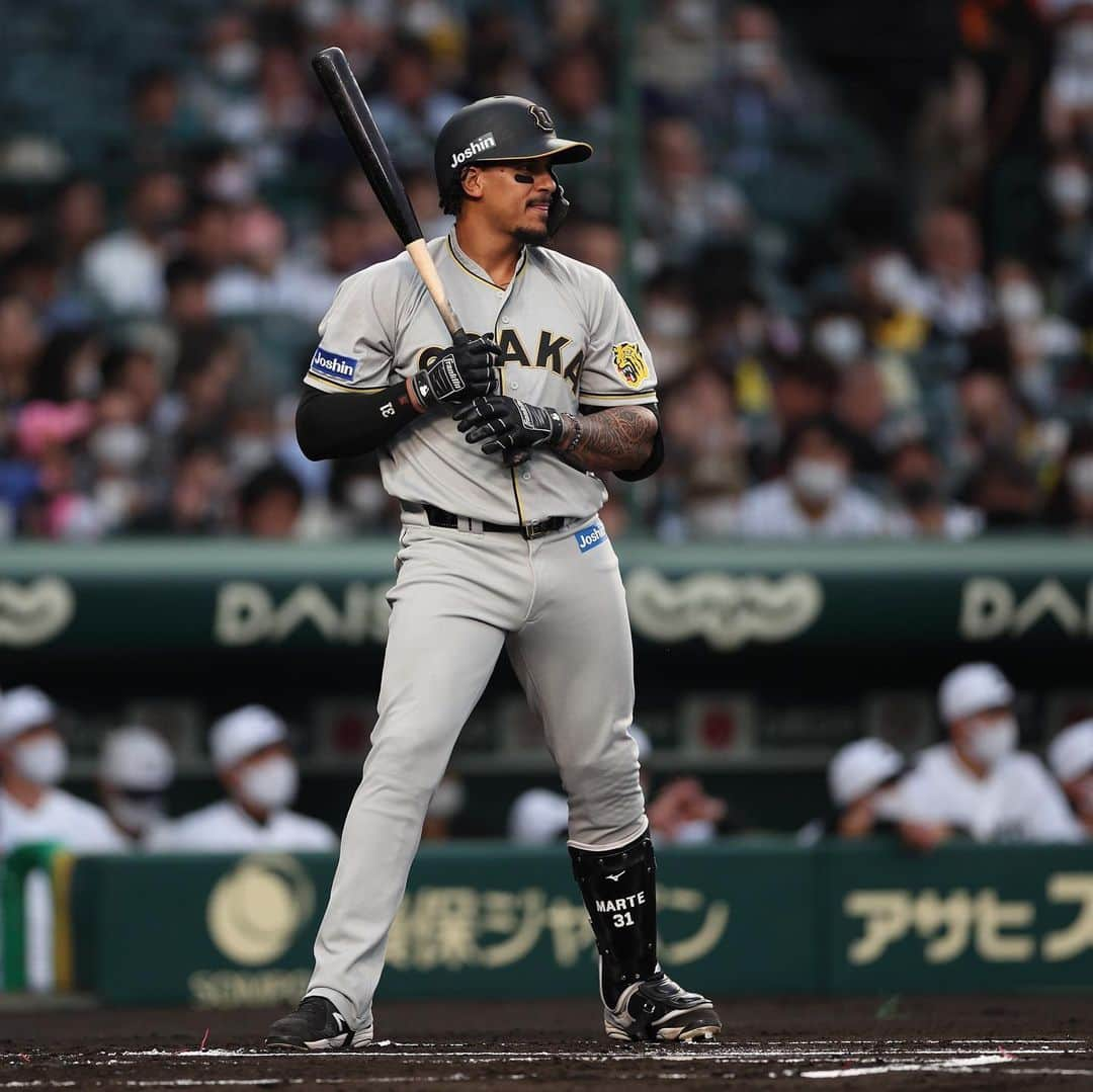 阪神タイガースさんのインスタグラム写真 - (阪神タイガースInstagram)「今日からの甲子園球場での読売ジャイアンツとの3試合では、伝統の一戦の始まりとされる1936年当時の復刻ユニフォームを両球団が着用して戦います！ #阪神タイガース #伝統の一戦 #大阪タイガース #復刻ユニフォーム #トラッキー  #ラッキー  #キー太  #青柳晃洋 選手 #ジェフリーマルテ 選手」5月20日 18時49分 - hanshintigers_official