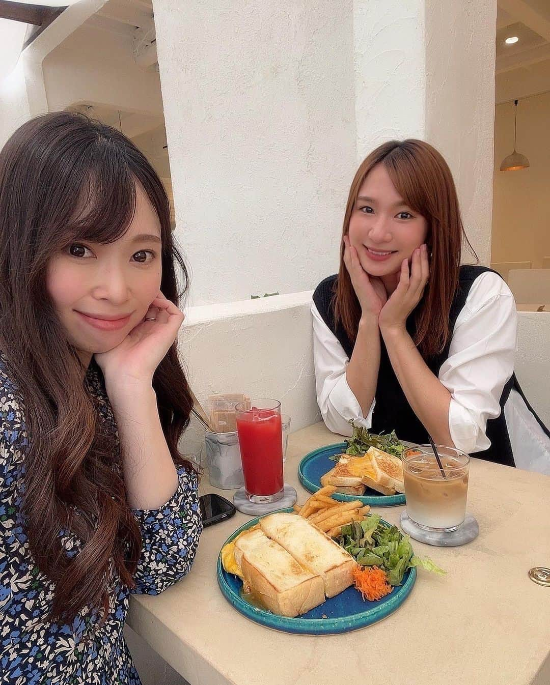 望月さとみのインスタグラム：「まゆすけとオシャレなお店でランチしてきたよ😋🍽 お天気もよくてお出かけ日和だった❤️  #女子会 #ランチ #テラスランチ #カフェ」