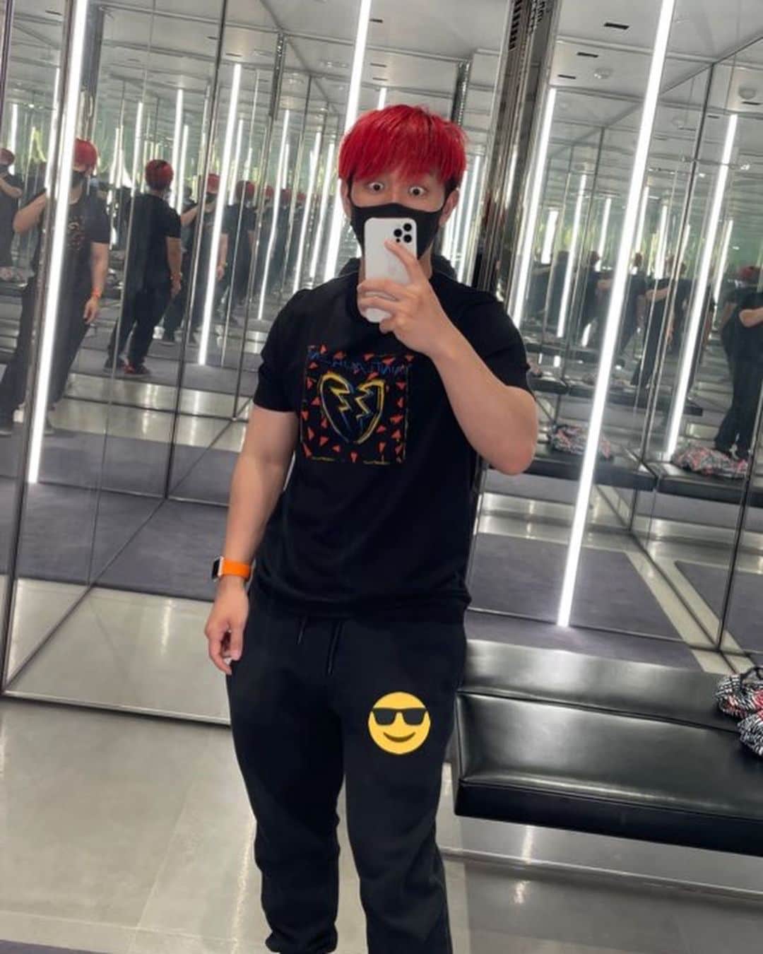LiaqNのインスタグラム：「鏡の世界へようこそ🫠」