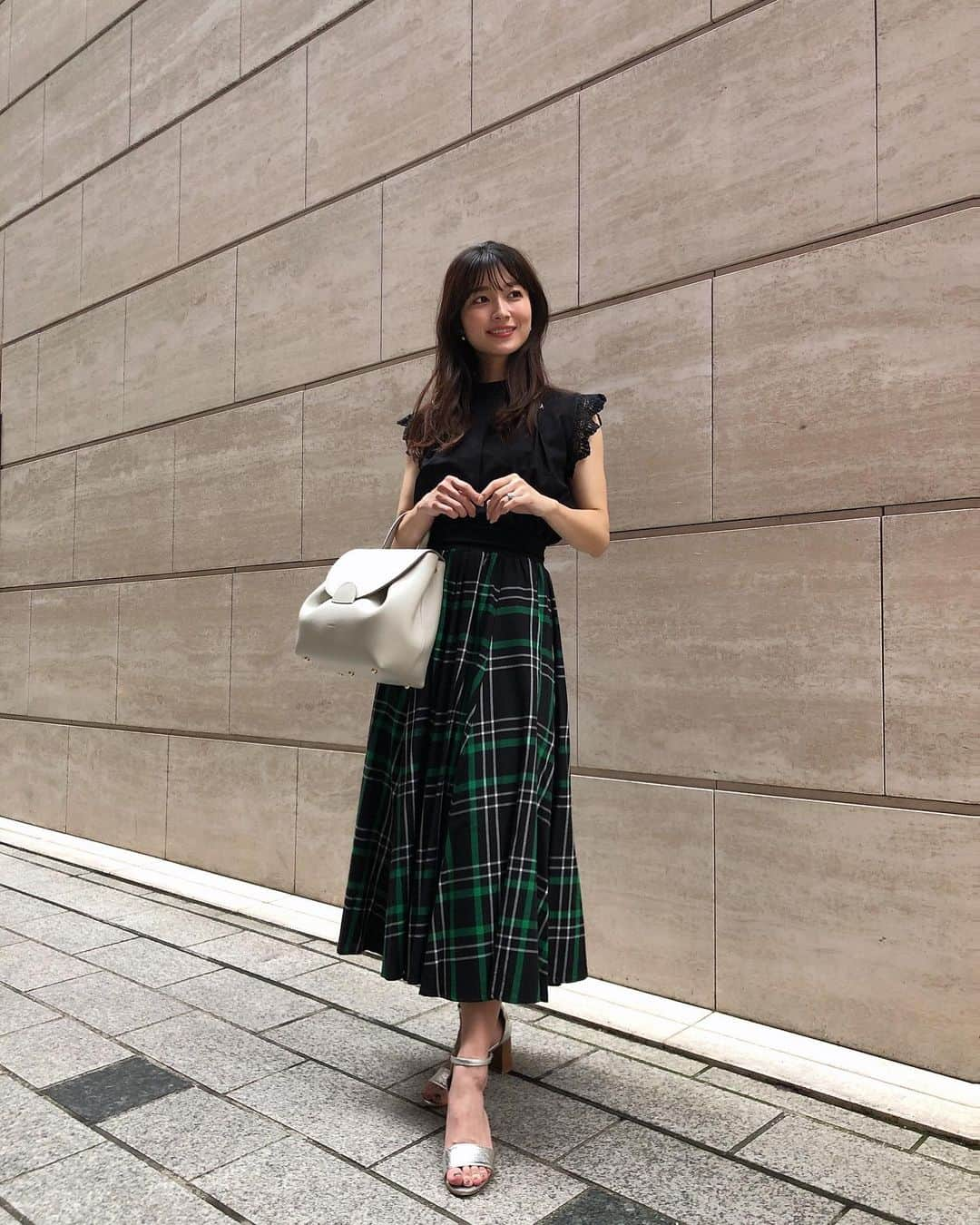 山本里菜さんのインスタグラム写真 - (山本里菜Instagram)「. いつかの私服♡  髪伸びたなぁ〜🫣 でもまだもう少し伸ばしたい！  bag...POLENE  skirt...And Couture shoes...DIANA  #私服　#サンダル　#ノースリーブ　#ブラックコーデ　#ヘアアレンジ　#ロングヘア　#polene #bag」5月20日 20時20分 - rinayamamoto_0622