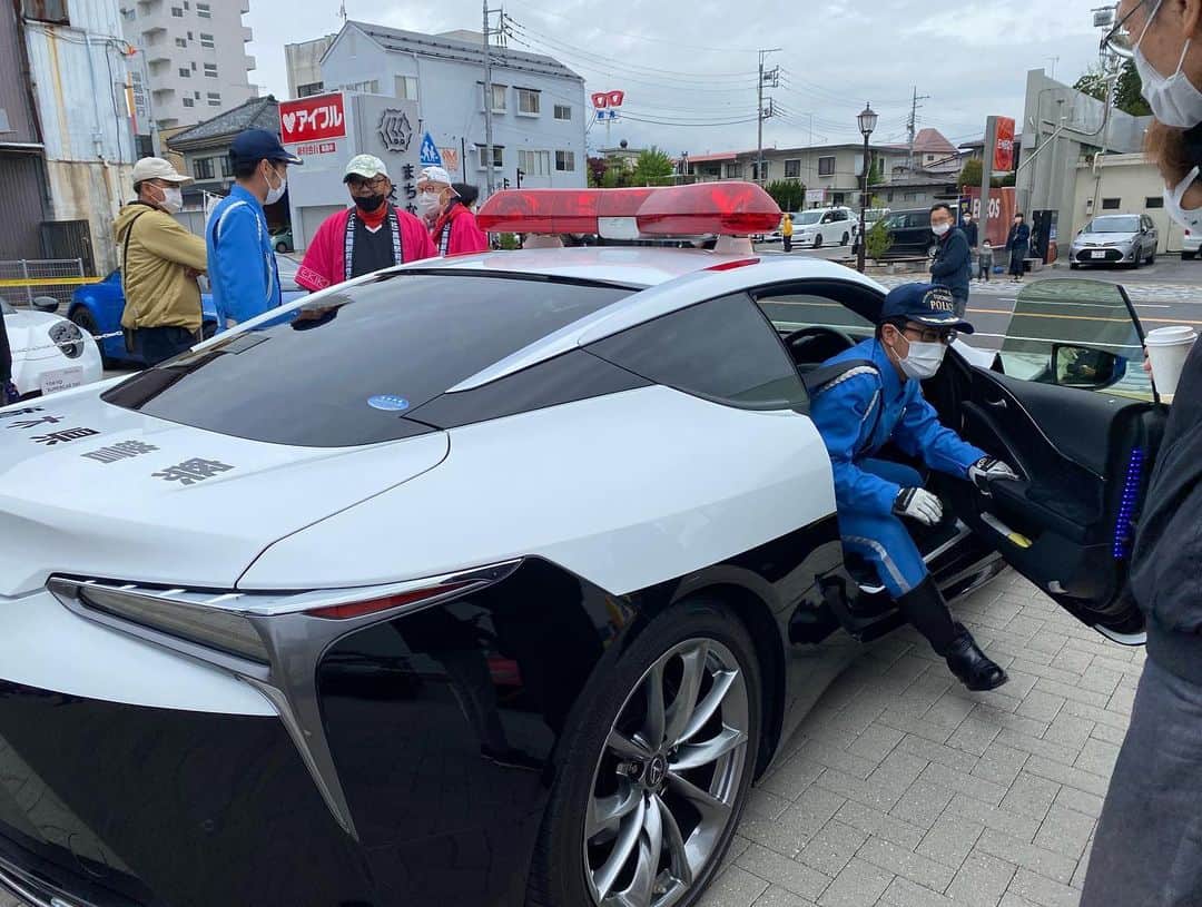 さくらさんのインスタグラム写真 - (さくらInstagram)「🚗💨  スポーツカーイベント🏎🏎💨  パトカーを先導にパレード パトカーのナンバーが110👮🚔 TVとかの取材もきてた   #スポーツカー #sportscar #sportscars  #ランボルギーニ #ランボルギーニウラカン  #lamborghini  #スーパーカー #supercar #supercars  #車 #パトカー #警察 #police」5月21日 6時09分 - sakura_golf_