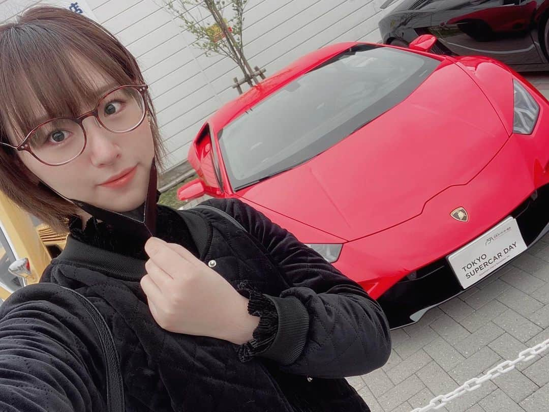 さくらのインスタグラム：「🚗💨  スポーツカーイベント🏎🏎💨  パトカーを先導にパレード パトカーのナンバーが110👮🚔 TVとかの取材もきてた   #スポーツカー #sportscar #sportscars  #ランボルギーニ #ランボルギーニウラカン  #lamborghini  #スーパーカー #supercar #supercars  #車 #パトカー #警察 #police」