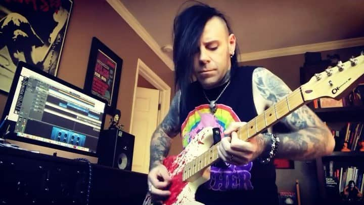 Stone Sourのインスタグラム：「Repost: @christianmartucciofficial   Here’s an old throwback of me practicing for the Hydrograd tour. I get more requests for this song than anything else. Maybe I’ll break down the rhythm part in another video. It’s a lot weirder than it probably sounds #stonesour #song3」