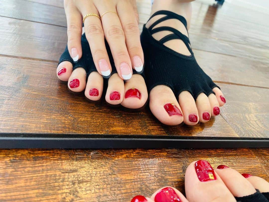 鈴木サチのインスタグラム：「. ネイルチェンジ😊✨ . ハンドは久しぶりの王道フレンチ✨ やっぱりなんだかんだ、ここに戻ってくるよね😆✨ . フットネイルはボルドーよりの赤💅 . ネイルが見えるように、ピラティス中のソックスも新調しました😚✨ . .  #ママ #ママモデル #モデル #4児ママ #ピラティス #ピラティスインストラクター #学芸大学 #スタジオフルエーレ」