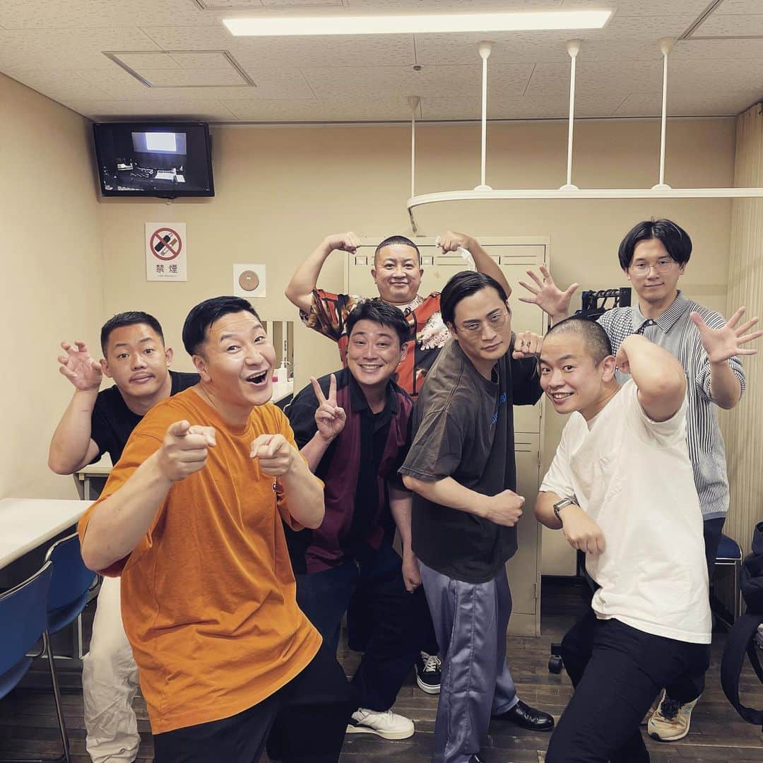 長田庄平のインスタグラム：「チョコプラのライブありがとうございました！ やっぱりライブは楽しい丸♪  ☞bit.ly/3wtFsGx 見逃し視聴：5/22（日）20:00まで オンライン購入価格：￥1,500  #チョコレートプラネット  #ゾフィー #ザマミィ #きつね #チョコプラのライブ  #ヒップウッドサークル」