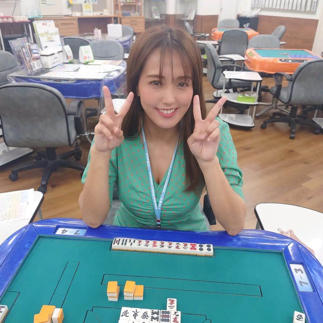 日里麻美のインスタグラム：「* 麻雀牌を主張  まーすた王子店 ゲストでした😂 オーラスまくられ2着に沈んだ牌とともに  来月もあるから楽しみにしててね  私がＤＶＤだすっていったら 皆かってくれるかなー？  * * *  【販売中】 💠抑えきれない胸の鼓動　DVD & Blu-ray Amazonなどで購入できます 💠グラビア学園　グラビア動画&デジタル写真集　Amazon、DMMで購入できます  【TV、Web】 💠さまぁ～ずチャンネル　『訳あり女』  💠YouTube　『ひさっちゃんねる』で検索  💠橋上秀樹アナライズTV アシスタントMC  【イベント】 💠5/20  まーすた王子店ゲスト🀄 💠5/23  まーすた下北沢店ゲスト🀄 5月その他まだまだあります  * * * * #乳圧女 #着衣巨乳 #着衣でも主張　#ヒサグラ #36歳グラビア #おっぱいの大きいお姉さんは好きですか #hisato #麻雀女子」