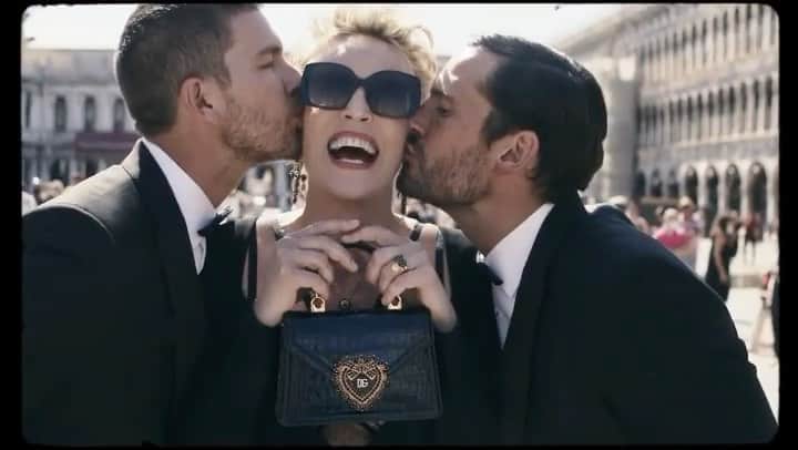 アダム・センのインスタグラム：「🌟🌟🌟🌟🌟🌟 @dolcegabbana  @sharonstone @samwebb1  @theparislibby  @michaelmuller7」