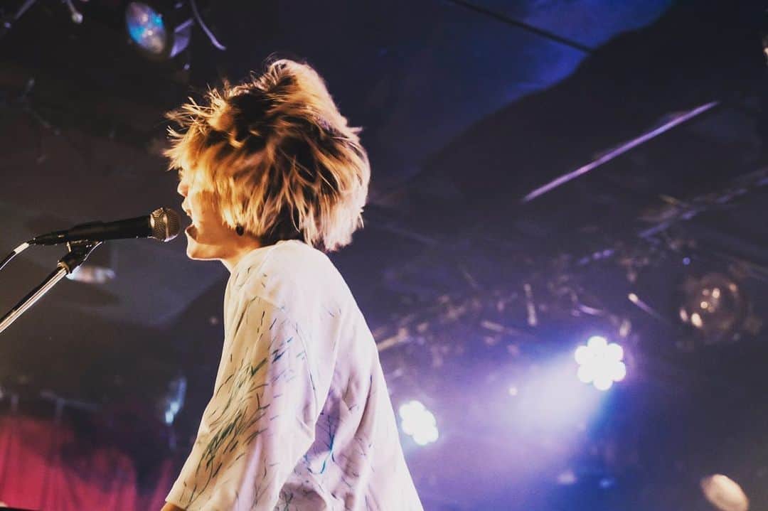 竹縄航太のインスタグラム：「いいハネ具合だ  ひさびさの下北沢 ありがとうございました🦭」