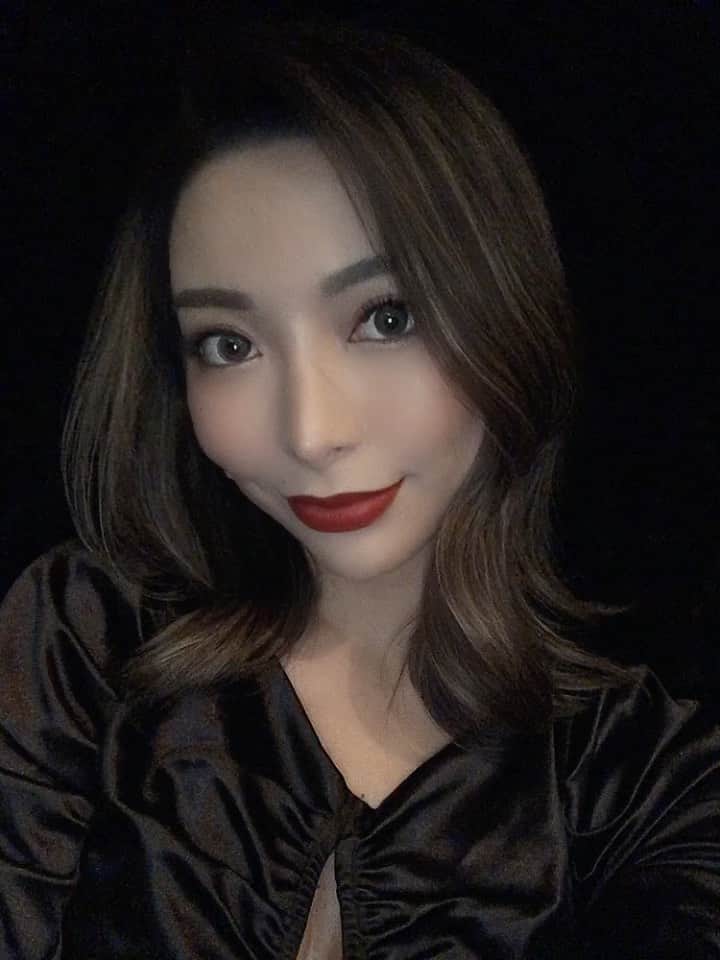 のインスタグラム：「なんか楽しい事したいな❤️ 私って本当に飽きっぽいからある一定の期間経つといきなり生活ガラリと変えたくなっちゃう👼 同じ場所で同じ事ずっとできないw 思い立ったらすぐにどこか冒険に出かける猫です🐈🐾 すぐに動き出せない縛られてる閉鎖的な環境は私には合わない💔 自由人で何が悪い？😇 一度きりの人生後悔ないように精一杯楽しく生きよう🌎 さて、そろそろ自由な場所へ旅立とうかな…✈️  ※行動力あるよねってよく言われるけど飽き性なだけです。笑  . . . #selfie #selfies #selfietime #selfiequeen #selfienation #selfiegram #selfiegirl #japanesegirl #セルフィー #セルフィー女子 #自撮り #自撮り女子」