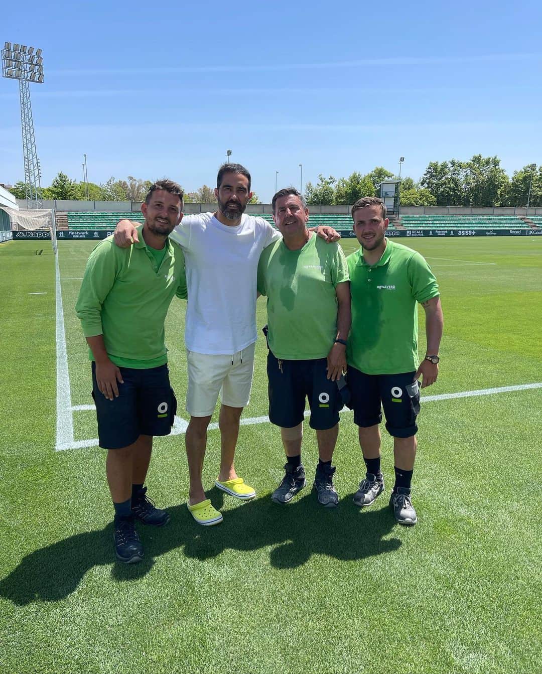 クラウディオ・ブラーボのインスタグラム：「El éxito se consigue con grandes profesionales y personas a nuestro alrededor 🏆 Agradecido de todos ellos 💚 👏🏻👏🏻👏🏻 Siempre Equipo 💪🏻😉 @realbetisbalompie」