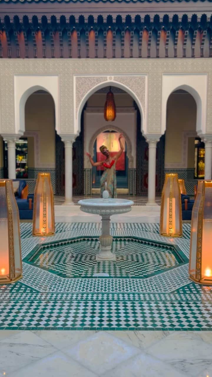 エドウィン・ホッジのインスタグラム：「M A R R A K E C H 🇲🇦 A sensory experience of visually stimulating colors, African art, flavors, smells, sounds & beautiful sights.  Video by 🙋🏾‍♀️ Song by: @seysey_prod Seysey x Tariq 🔥   Both the Old City and the New City of Marrakech are spectacular. We really loved the hustle and bustle of the Medina, the walled, most ancient part of the city.   There are so many beautiful hotels (#1 is @lamamouniamarrakech in the Medina) and then there are Riads! Boutique traditional style homes. We loved @riad_chorfa The staff, location & space was amazing 🙏🏾  Restaurant: @azarmarrakech is INCREDIBLE! Amazing food, service & beautiful dance performances throughout the night! @atay_cafe Stunning views from the rooftop. Our #1 place for chicken tagine 🤤 and we tried many! @comptoirdarna is a VIBE!! 🤩  3 great restaurants for lunch and/or dinner surrounding Le Souk in the Medina:  @nomadmarrakech @cafedesepices  @lmidamarrakech best desserts!   For a one week trip, you must:  Wonder around the world-famous Jamaa el Fnaa square  Get lost in Les Souks (negotiate $) Bahia Palace (built in the 19th century) El Badi Palace (ruins of a palace built in the 1500’s) Le Jardin Secret (secret garden) Do a traditional Hammam (traditional Moroccan body scrub in a steam room at a spa) Ben Youssef Madrassa Day trips to the desert mountains 🐪  Walk through the big fancy hotels in the new city and grab lunch or tea by the pool. …and so much more that we didn’t see!   Hope this helps for those who want to visit.  #travel #escapeartist #Africa #travelblogger #travelvlog #love #Morocco #moroccotravel」