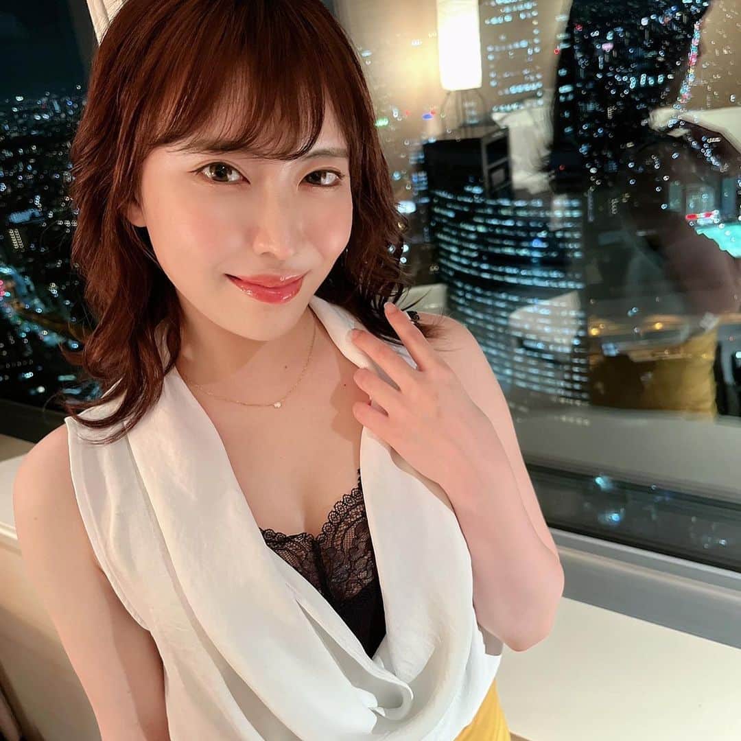 望月りさのインスタグラム：「Aクリニック銀座さん　@a_clinic_ginza で　　@aclinic_sumita ７月開院予定の名古屋院院長の住田先生にAスレッドの施術して頂きました✨ 年齢や、太ってしまったのもあり、頬のお肉がとてもたるんでいましたが、しっかり引き上がり、大満足です☺️ ざっくりとしか希望を伝えていなかったのに理想の輪郭にしてくれた住田先生に感謝です🥹✨ 次はAクリニックさんの顔の脂肪吸引が気になります😳 @aclinic_sumita @a_clinic_ginza @aclinic_yokohama @aclinic_shinjuku   #aスレッド #糸リフト #aclinic #aclinic銀座 #住田篤紀 #aclinic横浜 #aclinic新宿 #aクリニック #エークリニック#美容 #小顔 #美肌  #リフトアップ #美容外科 #美容皮膚科 #美容クリニック」