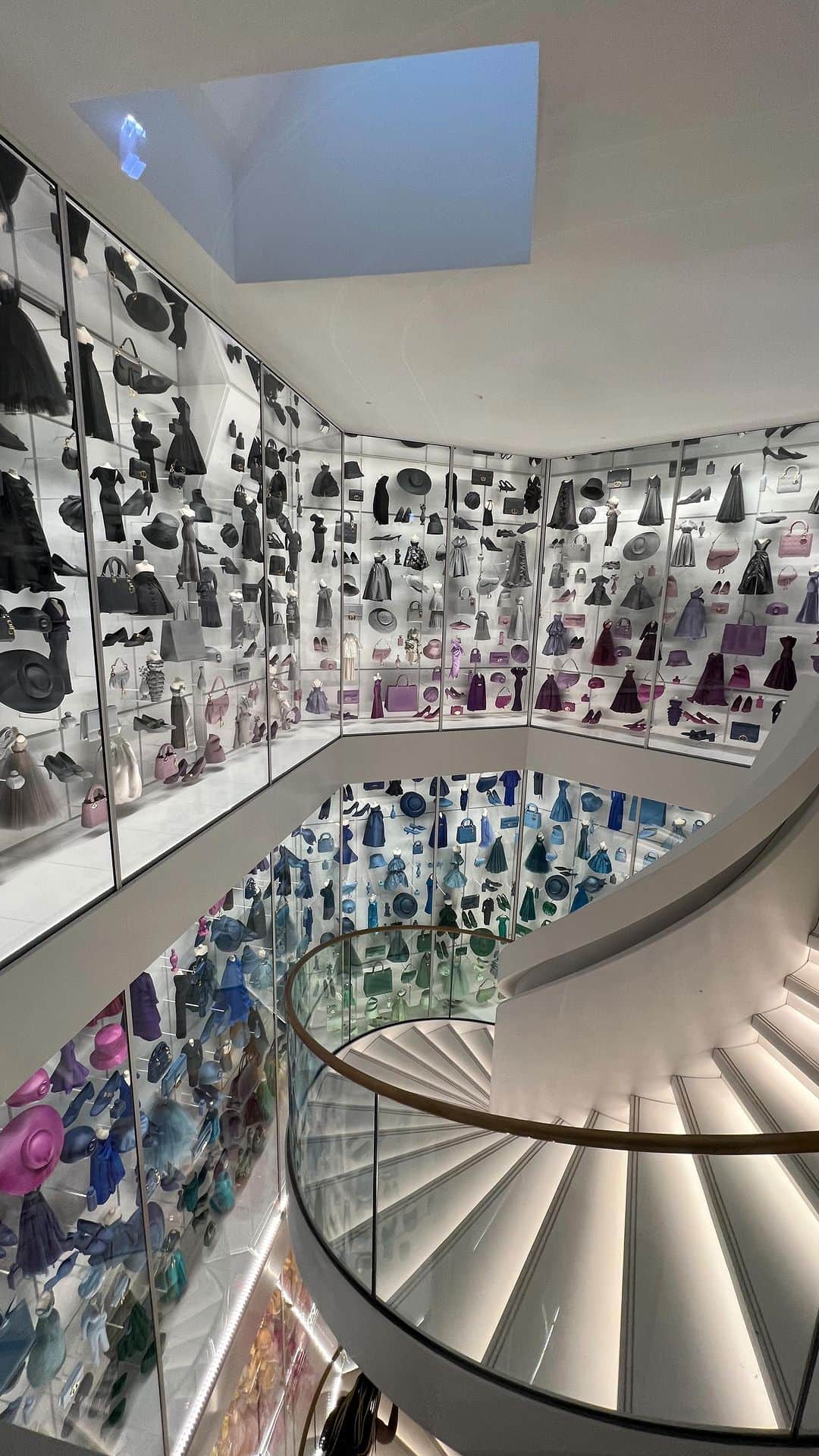 sananasのインスタグラム：「Incroyable 😍Merci @dior pour ce moment magique ✨Et un grand merci à Chouki de la boutique 30 Montaigne pour sa gentillesse !  PS : NOUVELLE VIDEO EN LIGNE SUR MA CHAÎNE YOUTUBE ! Ça va vous plaire 😆  #30Montaigne #Dior30Montaigne」