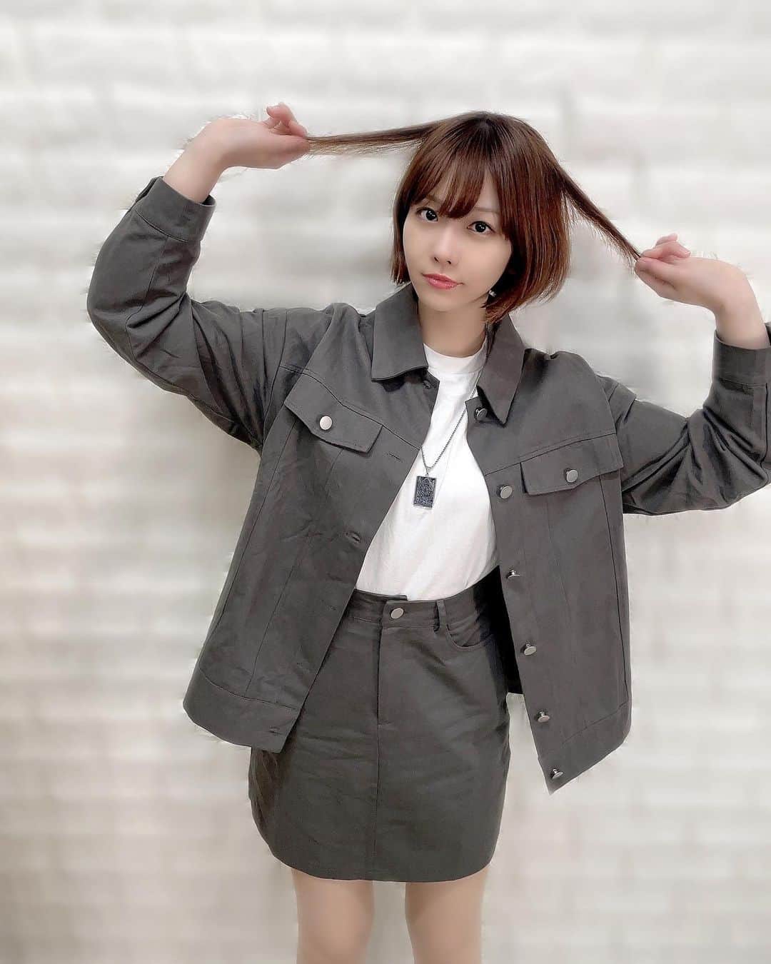 愛美のインスタグラム：「#ootd #SHEIN #sheinforall   最近話題のSHEINコーデ😊  クーポンコード頂いちゃいました！ ぜひ使ってくださ〜い✨ → hibikiseiyuu  ちなみにわたしは  セットアップ →（商品ID: 9640412／Sサイズ）  ネックレス →（商品ID: 7112327）  ですよん❤️  ボトムスのウエスト折るの流行ってるって聞いたから試してみたけどほんと？？」