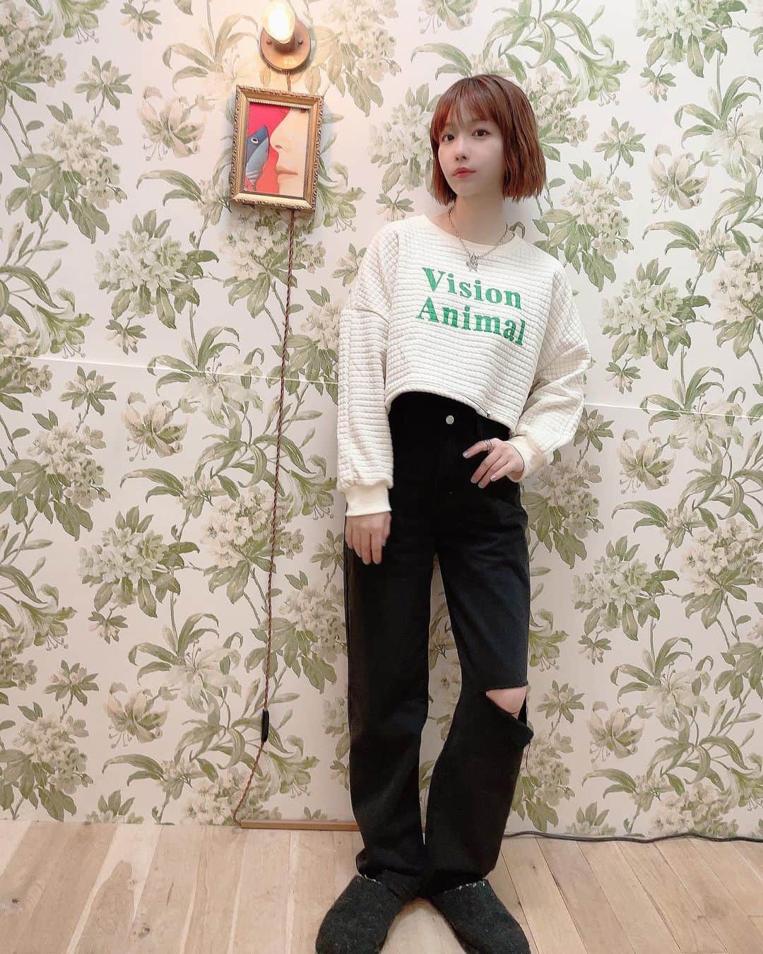 愛美のインスタグラム：「#ootd #SHEIN #sheinforall   SHEINコーデ②😊  クーポンコードぜひ使ってください〜✨ → hibikiseiyuu  今回のコーディネートは  トップス →（商品ID: 5910807）  ボトムス →（商品ID: 3202590／Sサイズ）  ネックレス →（商品ID: 4598647）  リング →（商品ID: 2749852）  です❤️  個人的に色んなお洋服試したい期間😊」