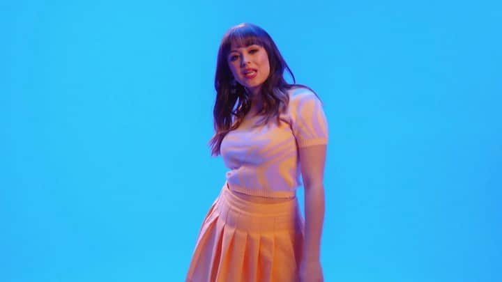 ヘイレイ・オランティアのインスタグラム：「Open Your Mouth official music video is out now!!! 💋 Going live on Tiktok to discuss the process with Greg at 5 PM PST today! • • • Directed by @thegregfurman  Produced by @hayleyorrantia  Starring @jt_neal  Hair: @stuntzbeauty  Makeup: @antonmakeup  Styling: @stylelvr」
