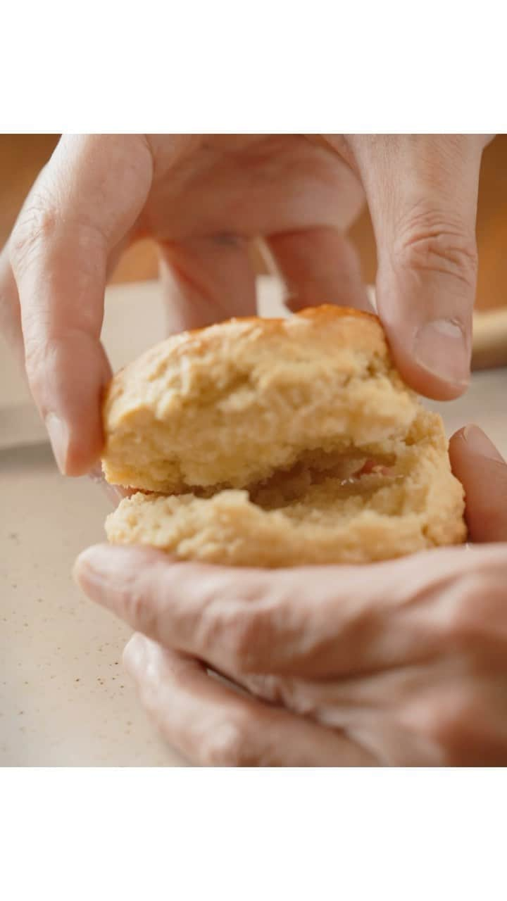 EMOJOIE CUISINEのインスタグラム：「I made scones today😁 I couldn't find clotted cream at a store, so I made it myself. This recipe is different from the traditional clotted cream, but it is convenient to make at home without using double cream.  🔗Check out the video link in BIO for the recipes.  今日はスコーンを作りました！ イギリスでスコーンを食べる時にはよく登場するのが、クロテッドクリームでバターと生クリームの中間のような超濃厚クリームです。  クロテッドクリームはお店で見つける事も難しく、かなり高価なものです。 でもやっぱりスコーンには欠かせないクリームなので今回は生クリームから手作り。このレシピは伝統的なクロテッドクリームとは違いますが、３５％程度の生クリームでも自宅で簡単に作れるのでとてもおすすめです。  クロテッドクリームとジャムの両方を塗ってスコーンを食べたことがない方に試してほしい。絶対スコーンが大好きになると思うよ〜  🔗分量と作り方はプロフィールの動画リンクからどうぞ〜  • • • #pastry  #pastrylife #pastryart #dessert #dessertstagram #baker #bake #foodstagram #instabake #baking #beautifulcuisines #instafood #foodpics #クッキンググラム #デリスタグラマー #フーディーテーブル  #お菓子作り #お菓子部 #おうちカフェ #手作りスイーツ #手作りケーキ #パティシエカメラ部  #スコーン #scone #clottedcream」