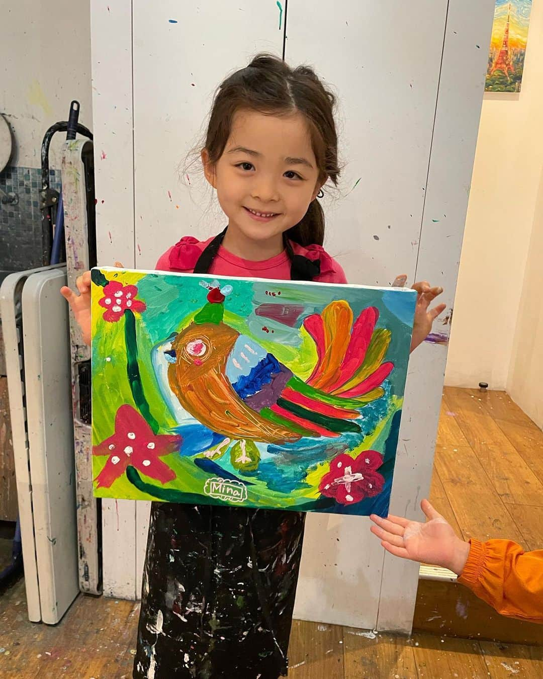 中岡由佳さんのインスタグラム写真 - (中岡由佳Instagram)「アートのクラス🎨 今日のテーマはHappy bird🦜 #art #7y9m」5月21日 15時55分 - yuka_nakaoka