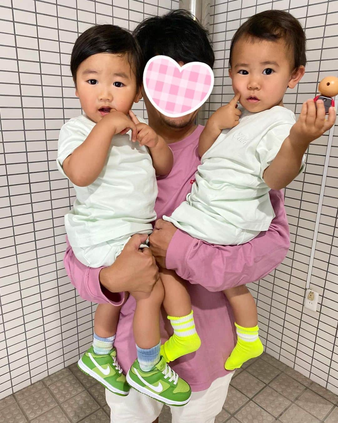 Mai Wakimizuのインスタグラム：「久しぶりの再会の俺と僕＼(^o^)／同じお洋服着て同じポーズして可愛過ぎる双子ちゃん♡2週間違いで生まれた2人ももうすぐ2歳だなんて♡ここ最近毎日2人が生まれた日の動画や写真見返してる♡ #1歳10ヶ月#1歳男の子#俺と僕」