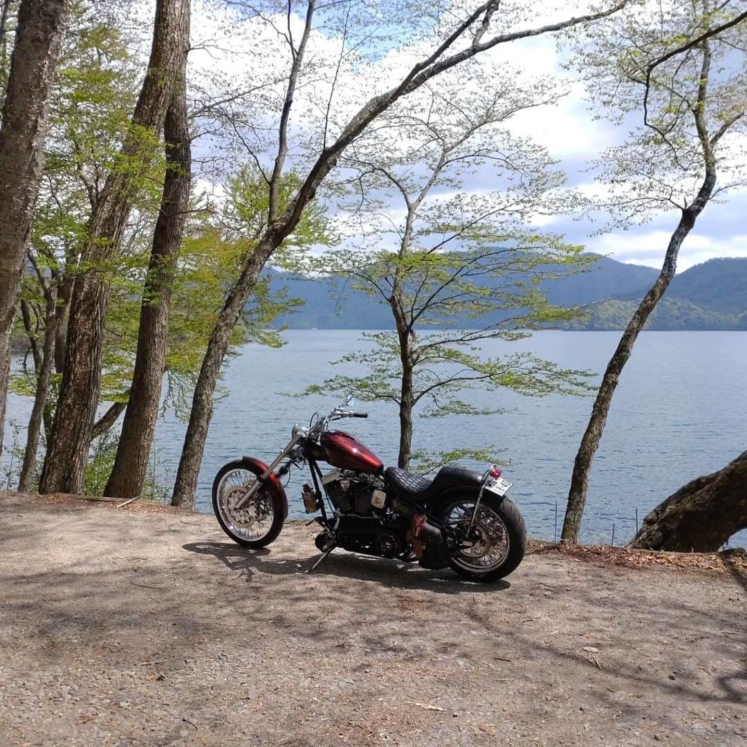 k-industrialさんのインスタグラム写真 - (k-industrialInstagram)「平日の休暇・快晴・考え事したいなぁ〜  バイクでしょう〜⤴ で走って来ました。  天気もよく、自分時間も取れ、明日から頑張る元気に繋がりました。  しかし、こいつの長距離は 久しぶりで、股関節が筋肉痛（笑）  #ハーレー　#エボ　#川口市　#ツーリング　#金精峠　#中禅寺湖」5月21日 7時57分 - k_industrial_home