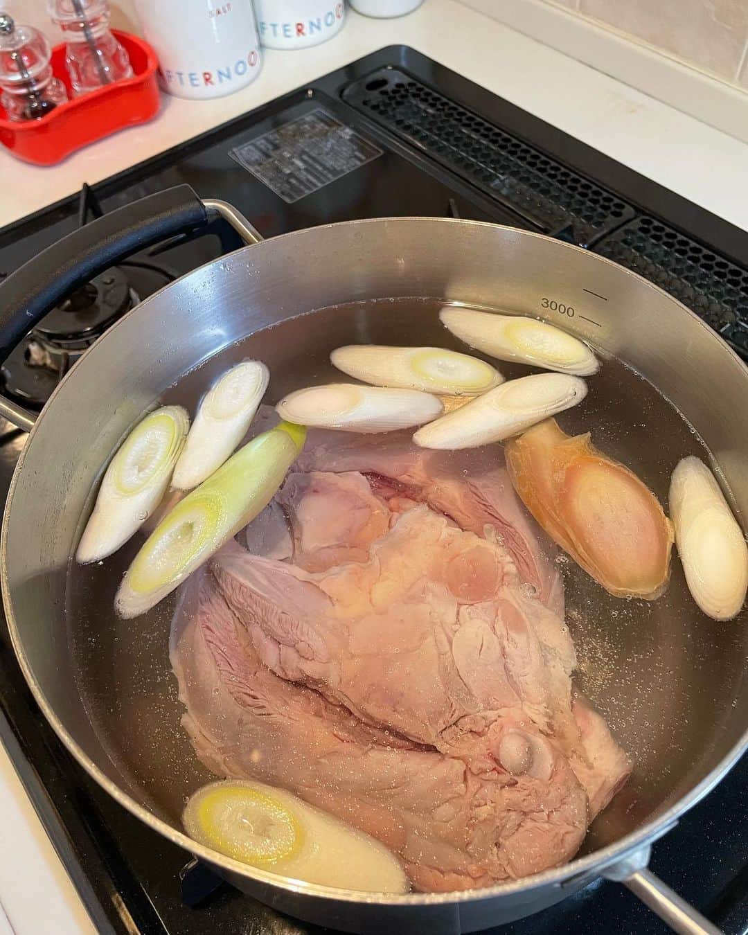 中岡由佳さんのインスタグラム写真 - (中岡由佳Instagram)「土曜日の朝。今朝は鶏骨付きもも肉をじっくりとあくを取りながら煮込みます❤️‍🔥長葱と生姜で、最後に塩。この骨付きももの部位が大好き🍴よく作り置きしています。スープにはコラーゲンたっぷり出ていて体に染みる美味しさ。煮込み終わったら冷まして冷蔵庫で保存するとゼリー状にプルプルにかたまるのでよくわかる👀 #chicken #cooking」5月21日 8時36分 - yuka_nakaoka