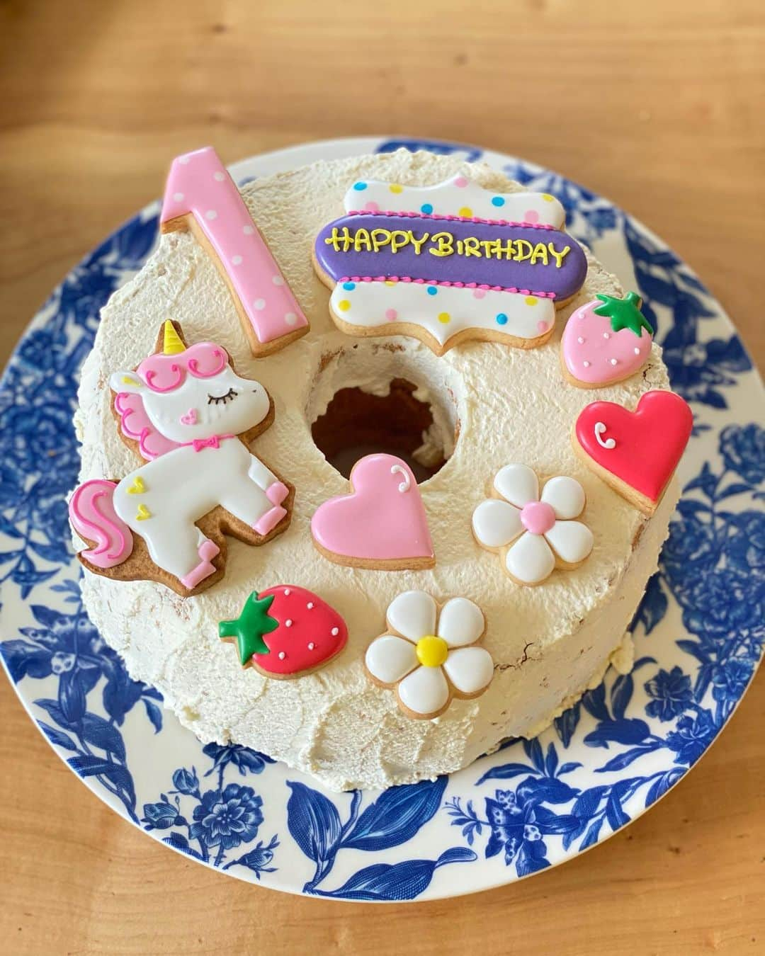 迫田愛子さんのインスタグラム写真 - (迫田愛子Instagram)「つい先日、娘1歳の誕生日🎂 ハワイで出産して早1年。早いなぁ。。🌴☀️ ⁡ “2人目あるある”をこれでもか。と言う程全うした毎日を過ごしています。笑 ⁡ アトピーかな？と思う節も有り、親としてのわたしとしては、これを今全力で解決すべく取り組んでいます。 ⁡ ⁡ お誕生日当日は仲良し家族が顔出してくれてオモニのご馳走を(私たちがw)堪能💛 ⁡ ケーキは @rirura_boulange_rie にお願いし(4つもw) アイシングクッキーは @icing.sugarlab に💖 ⁡ 可愛いけど味が、、、は許せない！笑 美味しいがいちばん。可愛いもいちばん。と欲張り、、、 ⁡ 食いしん坊家族らしい、本気で美味しいを追求したお祝いテーブルになりました😆 ⁡ 最愛なる我が娘💐 生まれてきてくれてありがとう。 あなたのおかげで毎日がとってもパステルで幸せだ💖 ⁡ #天才AIKO食堂 #AIKO食堂 #aikocooking #cooking #料理  #おうちごはん #和食 #japanesefood #instafood #instadelicious #homeparty」5月21日 9時15分 - aiko_esnail