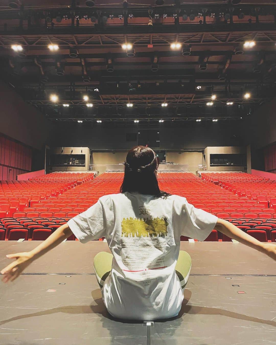 加藤夕夏のインスタグラム：「⁡ ステージ🤍 ⁡ ⁡ 使っていい時間にここでストレッチして、今日もがんばろー！ってスイッチ入れてます🎩☺️ ⁡ ⁡ ⁡ 初日に比べて席が埋まっていくのが最近は本当に嬉しくて。。沢山の方に #ぐれいてすとな笑まん で笑顔になってもらいたい！☺️✨ ⁡ ⁡ 大阪公演は残り3公演！ ⁡ ぜひこの週末、都合の合う方は、見に来てくださいね〜😳💕 ⁡ ⁡ 吉本新喜劇✖️NMB48 新感覚ミュージカル！ #ぐれいてすとな笑まん ⁡ in COOL JAPAN PARK OSAKA ＷＷホール🏯 ⁡ #笑まん #新喜劇 #NMB #グッズ #Tシャツ ⁡」