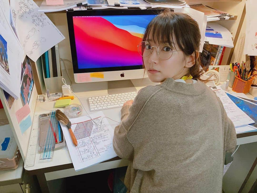 吉岡里帆（マネージャー）のインスタグラム：「㊗️ハケンアニメ公開〜！ カメラロールから発掘された斉藤瞳監督の作業中オフショ！です！👍👍👍  アニメが好きな人も、そんなに、、という人も。 必死で仕事に取り組む斉藤瞳を、クリエイターたちを、劇場に観に来てください🎬  週末に、みなさまぜひ🙋🏻‍♀️  #ハケンアニメ @hakenanime2022   #いつかの吉岡さん」