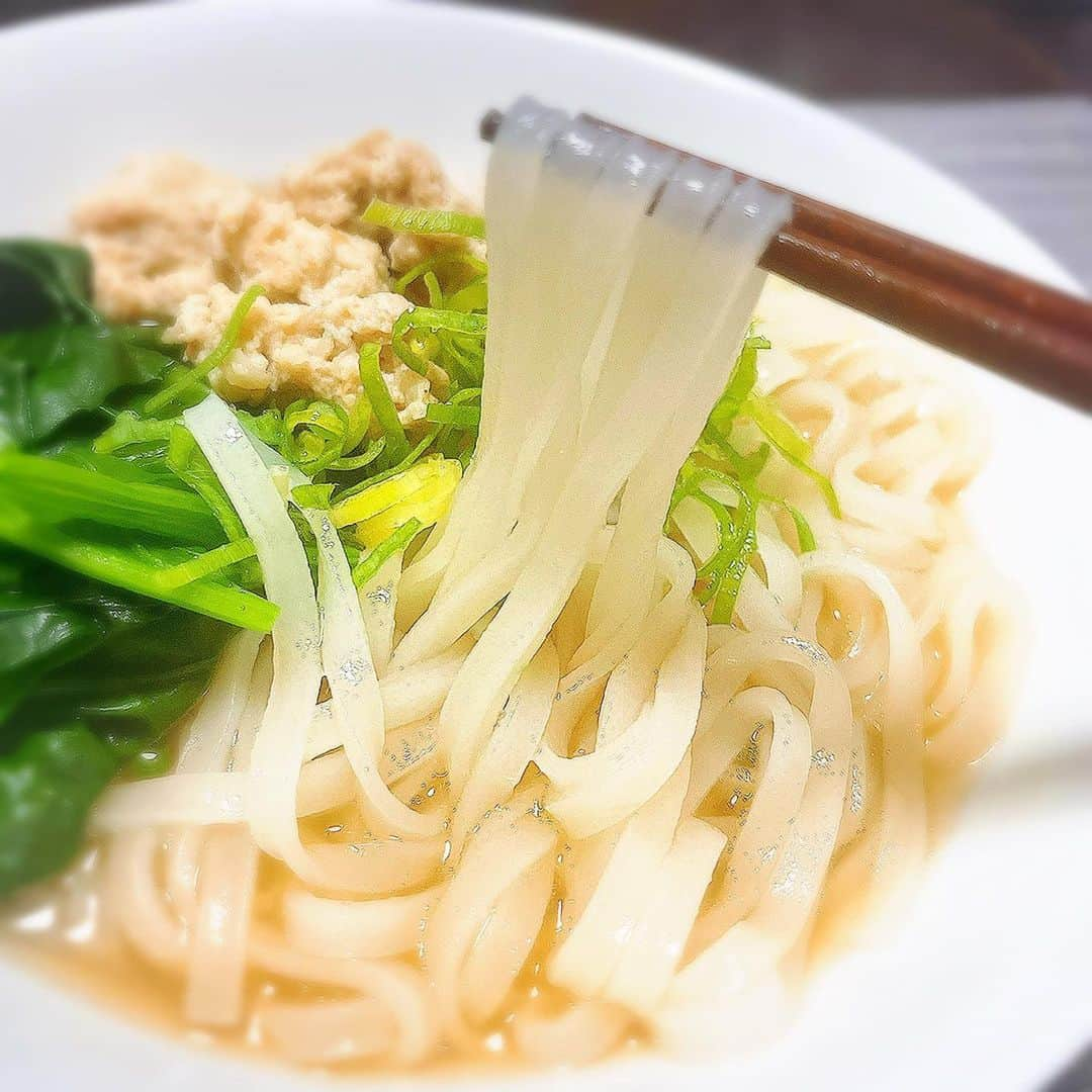 山岡実乃里さんのインスタグラム写真 - (山岡実乃里Instagram)「国産米麺(フォー)の専門店 「COMPHO」のお取り寄せ用のフォー🥣✨  ✔︎無添加 ✔︎無化調 ✔︎グルテンフリー  半乾麺だから賞味期限も数ヶ月しかないけど それだけ品質にこだわってる✨ 身体にも優しくて、スープの臭みもなく 優しい鶏だしの味でした😋  この間旅行行った時にお土産で買ったレモスコと合わせたらよりいい感じだったよ🍋🌶  PR @compho.official #コムフォー #米麺 #無添加グルメ #フォー #グルテンフリー #フォーレシピ #フォー専門店 #ベトナムフォー」5月21日 10時11分 - minorin1016