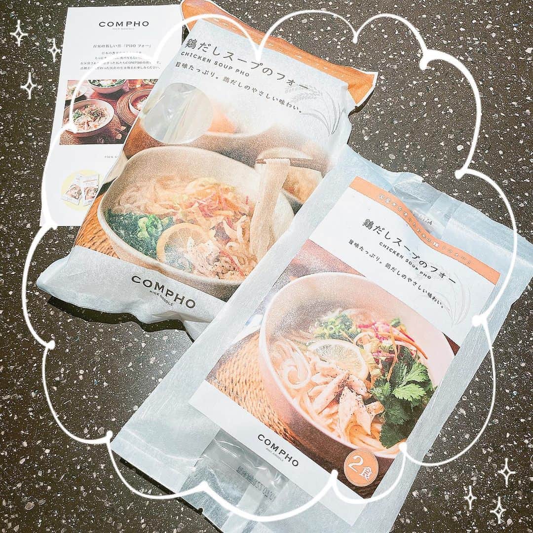 山岡実乃里のインスタグラム：「国産米麺(フォー)の専門店 「COMPHO」のお取り寄せ用のフォー🥣✨  ✔︎無添加 ✔︎無化調 ✔︎グルテンフリー  半乾麺だから賞味期限も数ヶ月しかないけど それだけ品質にこだわってる✨ 身体にも優しくて、スープの臭みもなく 優しい鶏だしの味でした😋  この間旅行行った時にお土産で買ったレモスコと合わせたらよりいい感じだったよ🍋🌶  PR @compho.official #コムフォー #米麺 #無添加グルメ #フォー #グルテンフリー #フォーレシピ #フォー専門店 #ベトナムフォー」