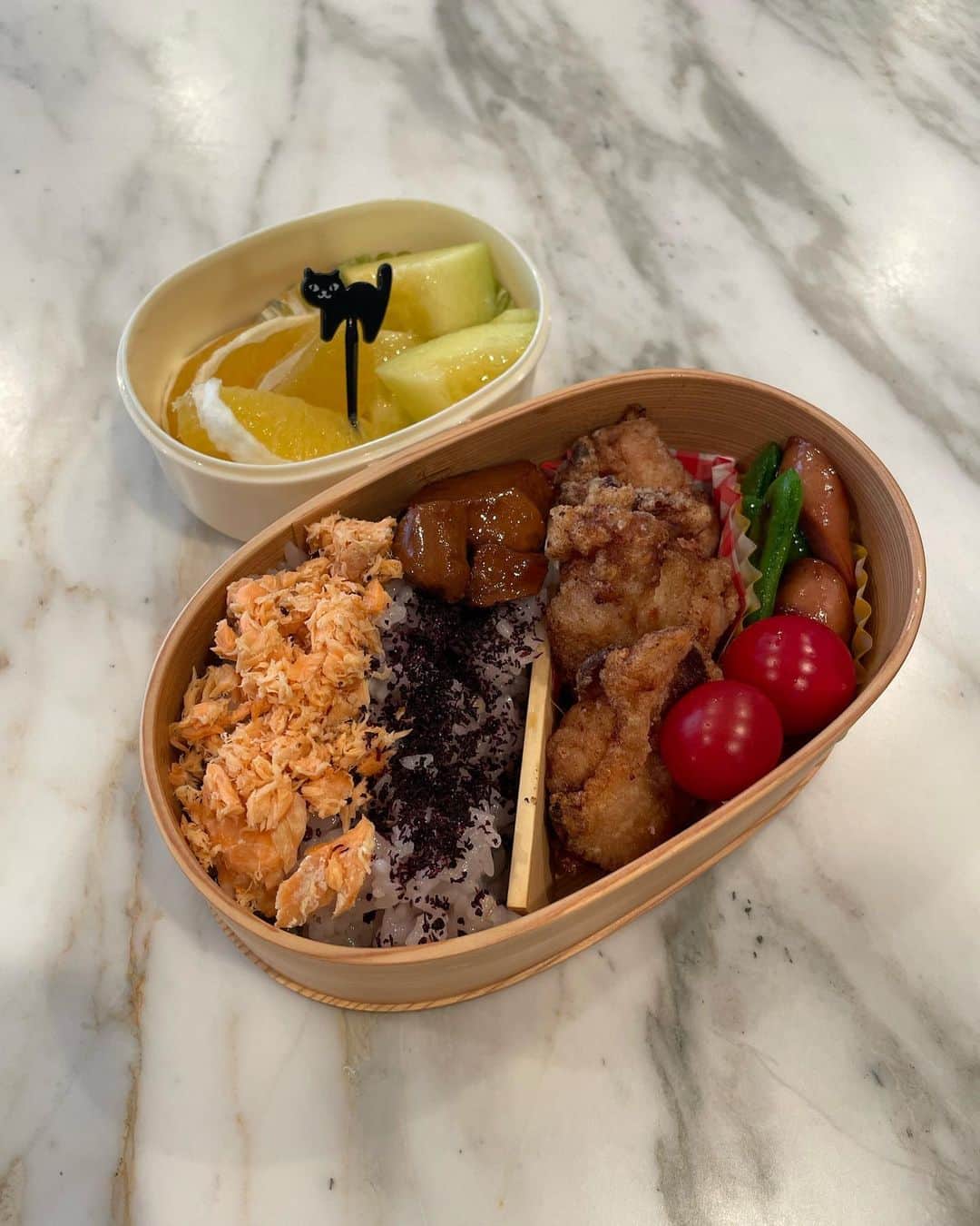 山口もえのインスタグラム：「・  お弁当🍱シリーズ ビビンバに韓国のり 手羽中の塩麹焼き 豚肉の焼肉のタレ焼き は、好評でした♡  手羽中は前日夜に塩麹につけて翌日弱火でじっくり焼くだけ 豚肉は片栗粉を薄くまぶして焼いてタレをからめるだけ 簡単な料理ほど喜ばれる🤣☺️🥹笑  #弁当#お弁当記録  #中学生 #中間テストが始まれば #弁当も休みだー！！ #✌️#🍱」