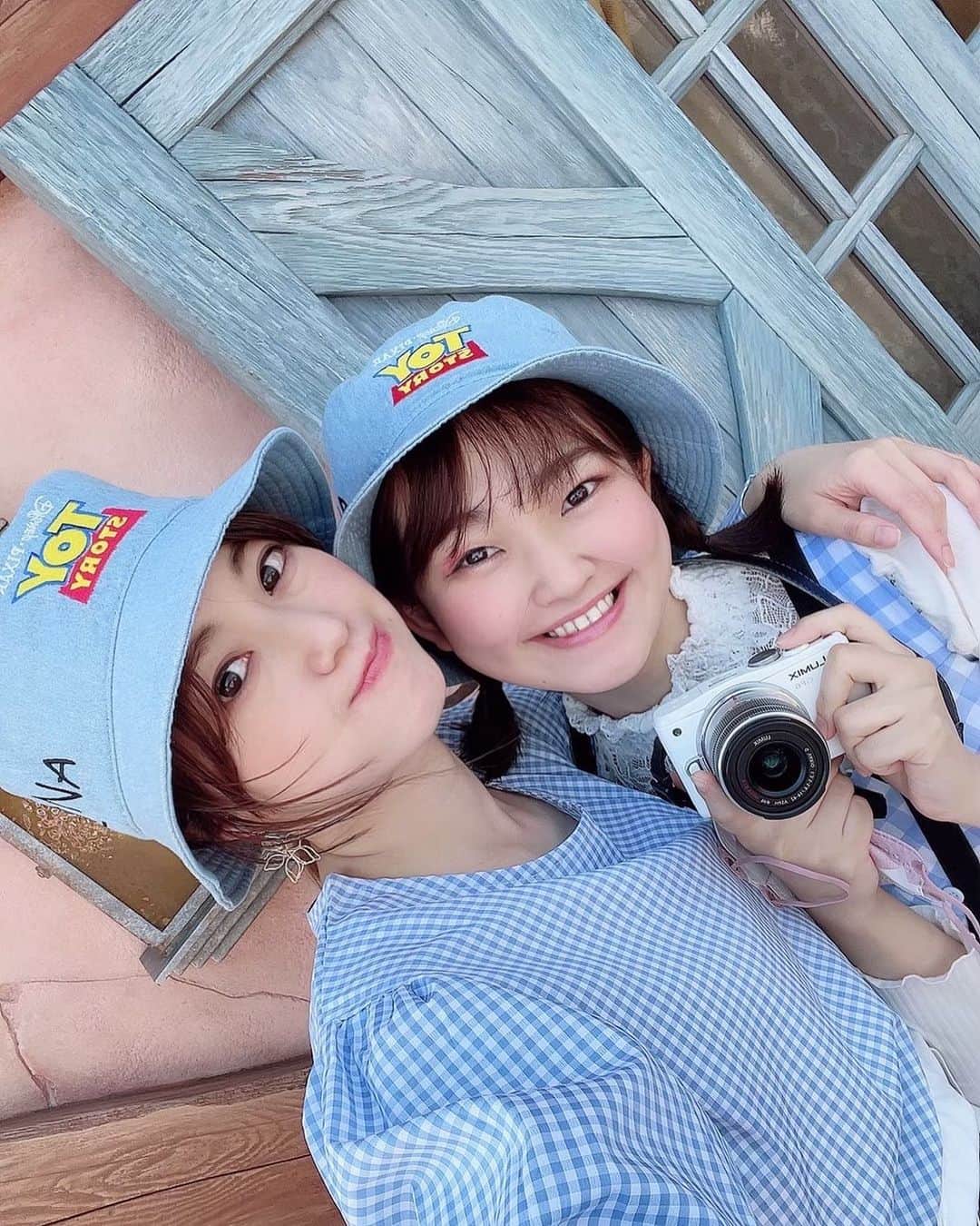 のインスタグラム：「いっぱい写真撮ったよぉぉ。  #TDL #TDR #ディズニーランド　#ディズニー　#楽しい　#イッツァスモールワールド #disneyland #disney #ディズニーコーデ #ギンガムチェック　#トイストーリー　#ディズニー写真 #おそろいコーデ #オソロコーデ」