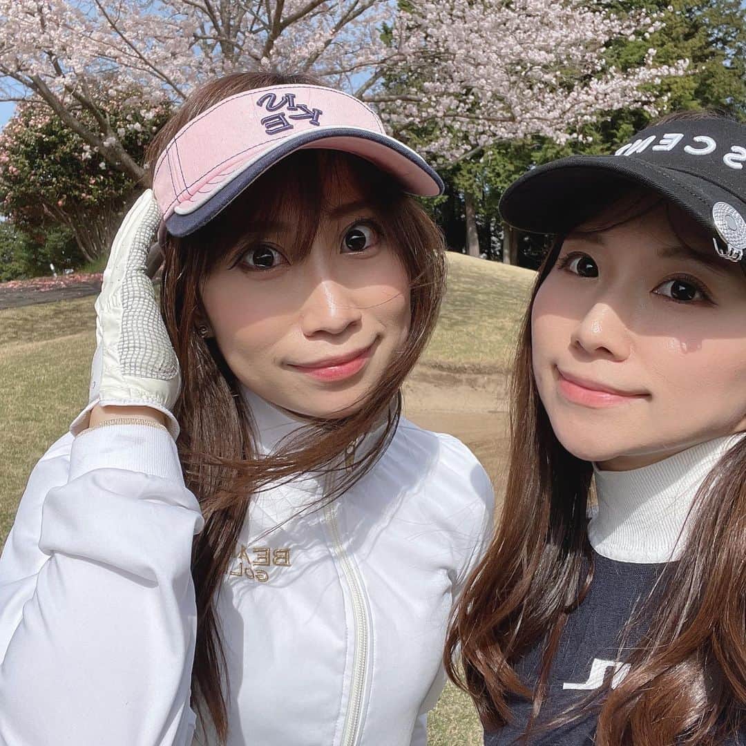 MOMOのインスタグラム：「姉妹ゴルフ💕💕 (本当は父もいます🤣💕)  似てるかな？⛳️  #ゴルフ女子 #ゴルフ女子コーデ #ゴルフ女子と繋がりたい #神宮ゴルフ #打ちっぱなし #ゴルフ女子 #ゴルフウェア #ゴルフコーデ #ゴルフ好きな人と繋がりたい #ゴルフ好き #ゴルフ初心者  #ゴルフ男子と繋がりたい #ゴルフ場 #golf #golfwear #ゴルフコース #golfgirl #golfswing #골프 #golfstagram  #골프여자 #平日ゴルフ #平日ゴルファー #ゴルフうまくなりたい #ジェイリンドバーグ #東京湾カントリークラブ」