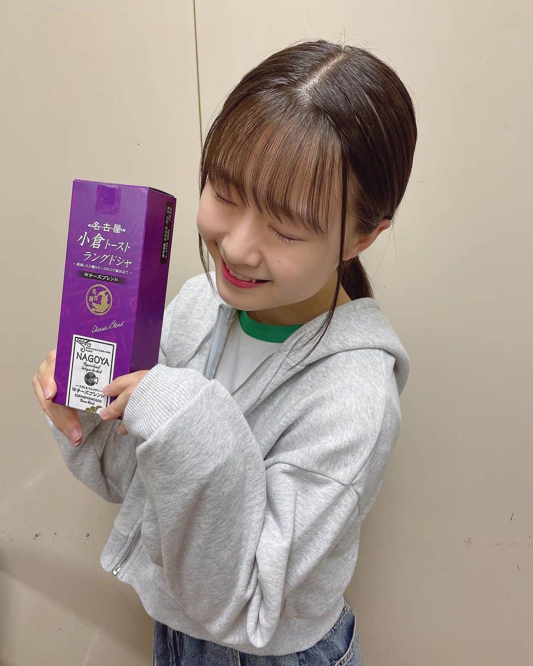 新倉愛海のインスタグラム：「名古屋で絶対買うお土産 小倉トーストラングドシャ ⁡ ⁡ 今回はWチーズブレンド🧀 ⁡ ⁡ ⁡ 小倉と新倉、親近感( ´~` ) ⁡ ⁡ ⁡ #アプガ2 #アイドル #idol #名古屋 #小倉トーストラングドシャ」
