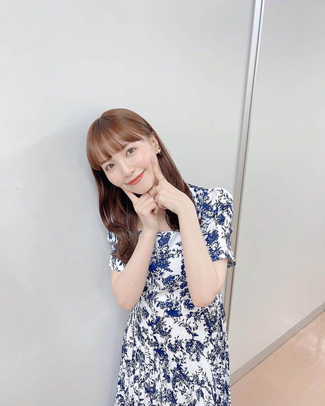 山根千佳のインスタグラム：「. . 収録前に髪の毛のカラー！ そしてトリートメントで つやんつやんにしました💐♡  今日は18:00〜 TSK「SOUP」生放送です☺️ . . #ピンクベージュ #ヘアカラー #美容室 #恵比寿美容室 #aid美容室 #ヘアアレンジ  #ヘアカラートレンド #ミディアムヘア　 #ミディアム #ミディアムヘア #ロングヘア  #透明感カラー #アッシュ #グレージュ  #前髪カット #前髪 #ヘアカット #美容室  #表参道美容室 #渋谷美容室 #sisi #山根千佳」