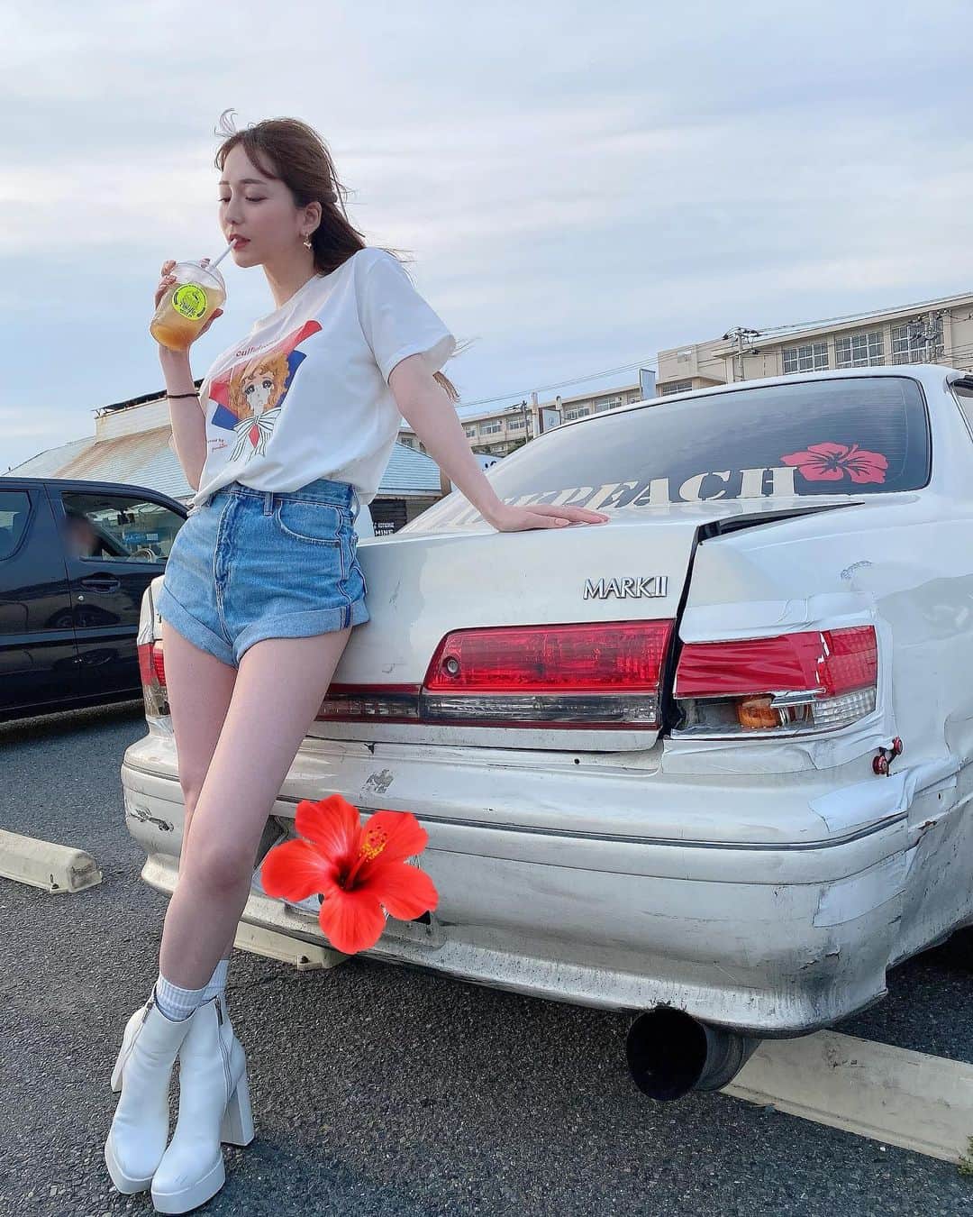 堀尾実咲のインスタグラム：「もも( @yuuramomo7 )の愛車で 湘南ドライブ連れてってもらったよ🏝  あいかわらずめちゃくちゃギャルで可愛かったわ🤭🌺  いっぱいいっぱい練習して ドリフト頑張ってるもも✨ この車の傷はももの努力の証だね☺️」