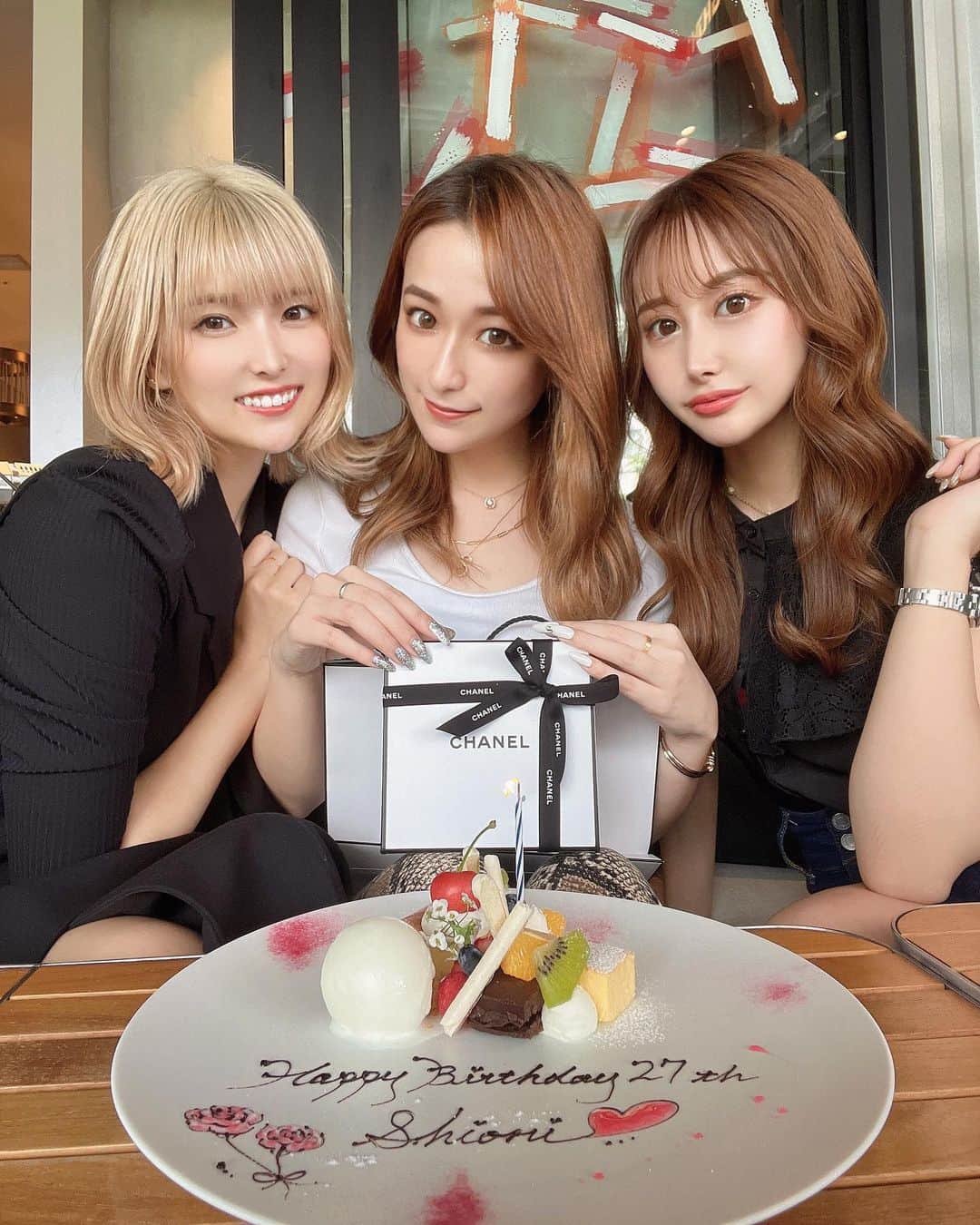 のインスタグラム：「. . shipi happy birthday🤍 . . @shipi0520 🦋❤︎❤︎❤︎❤︎ . 出会って10年以上！喧嘩した時もあったけど ほんとに大好きだよ🥰🤍🤍🤍 . こうやって毎年お祝いできて嬉しい🙈 . . .」