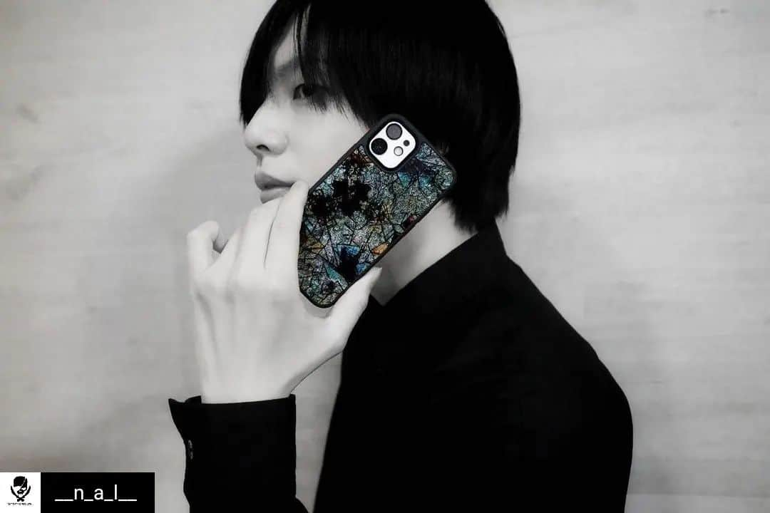 悠介 さんのインスタグラム写真 - (悠介 Instagram)「Reposted from @__n_a_l__ ⁡ ⁡ 25th Anniversary Collaboration第一弾【 YSK×MODERNPIRATE. Shellwork Smartphone Case & Mobile Battery / YSK Photograph Design 】受注受付を開始しました。⁡ ⁡⁡ 「lynch.」、「健康」のギタリスト悠介氏の美しいフォトグラフデザインを施した樹脂プレートを天然貝の真珠層で作り出された素材に合わせたスマートフォンケースとモバイルバッテリーになります。 ⁡ ⁡⁡ ■受注予約受付期間及び納期⁡ ⁡⁡ 1次受付 2022/5/21～2022/5/29受付 納期は ( 6月中旬～7月上旬予定 )⁡ ⁡⁡ ＊上記の納期予定をしていますが受注数により多少前後する場合も御座います。⁡ ⁡⁡ 下記のページよりご購入頂けます。⁡ ⁡⁡ 25th Anniversary Special Online Store⁡ ⁡⁡ YSK×MODERNPIRATE. ⁡ ⁡⁡ https://anro.shop/?category_id=62874b041d6b105b01b0aa62⁡ ⁡⁡ #lynch.⁡ #健康⁡ #悠介⁡ #YSK⁡ #MODERNPIRATE.⁡ #MODERNPIRATES」5月21日 13時33分 - ysk_lynch