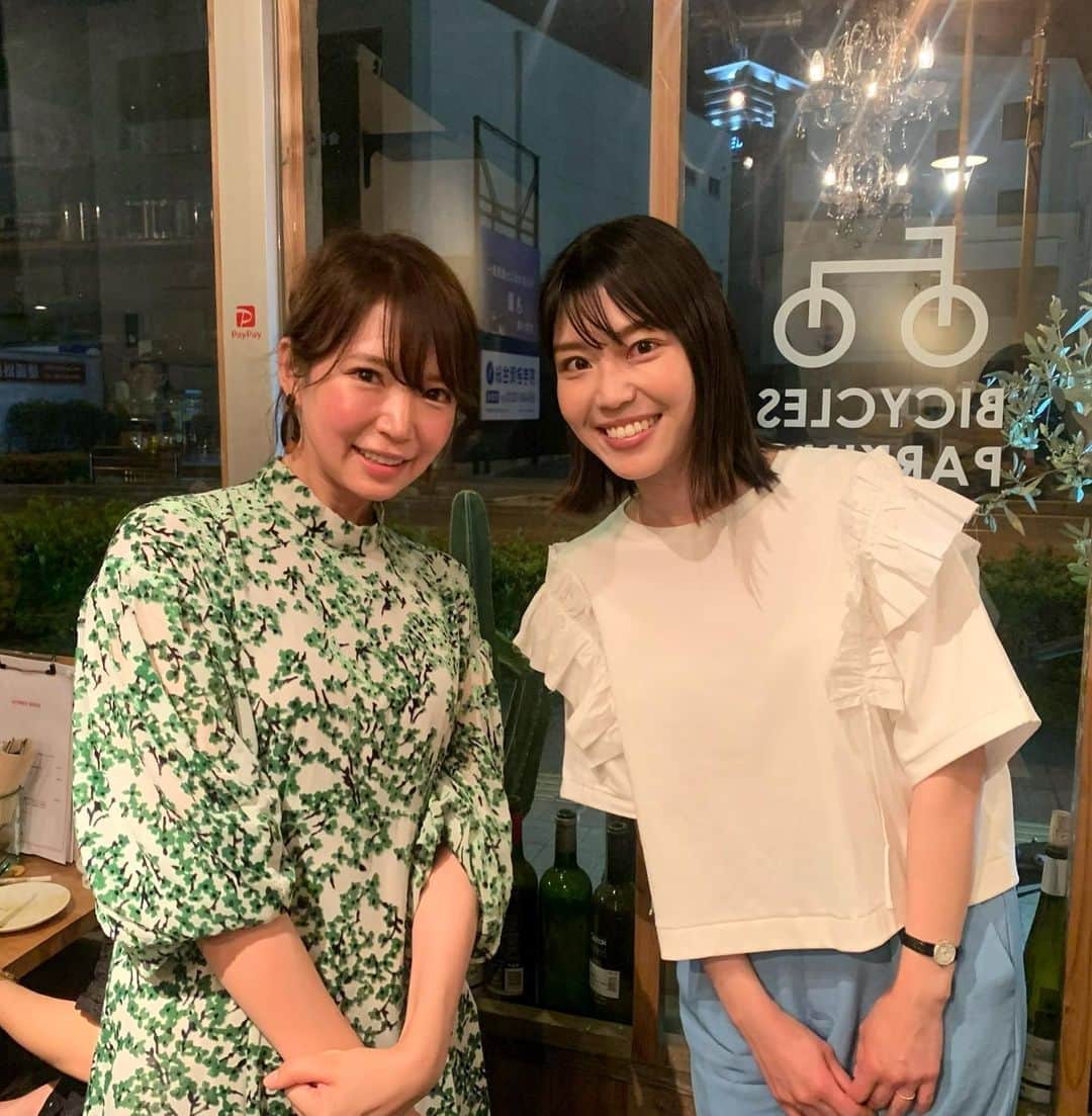 内山絵里加のインスタグラム：「・ ・ 会いたい人に会えたシリーズ👱🏻‍♀️ ・ 文香 @ayakaoki59 に会えた日♡ ・ おなじ浜松出身で おなじ夢を持ち 違う土地でアナウンサーになった大切な友人👱🏻‍♀️ 学生時代は、励ましあったり 文香のご実家でごはんをいただいたり.. なつかしいことばかり！ 浜松に帰省していたタイミングでのひさしぶりの再会に ものすごく、ものすごく 心が躍りました♩ ・ ますます素敵に凛とした女性になっていた文香✨ ママになり、フリーアナウンサーとして活躍する姿に たくさん元気をもらいました。 離れていてもずっと応援しているよ♩ 素敵な夜をありがとう❤︎ つぎは、金沢で🍶𓂃 𓈒𓏸◌‬ ・ ・ #アナウンサー #同期 #MRO #北陸放送 #SBS #静岡放送 #静岡 #金沢 #大木文香 #内山絵里加」