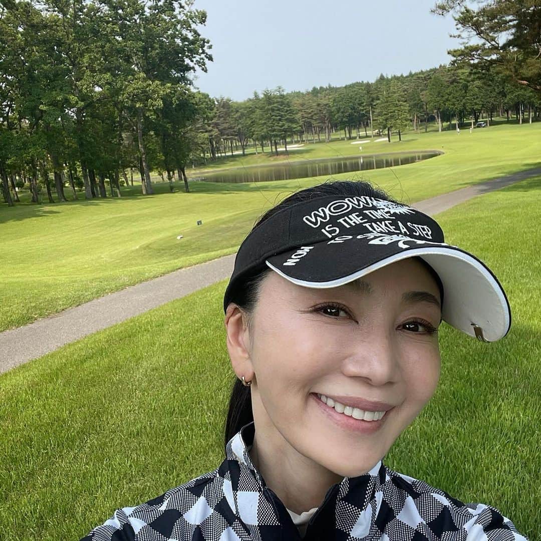 坂村かおるのインスタグラム：「・ 昨日は、老体にムチを打ってゴルフ⛳️ ・ ゴルフが出来るから、まだまだ元気です💦 ・  太平洋クラブ益子PGAコース  いゃ〜凄く綺麗なコースでしたが とにかく長い💦💦 ・ もちろん、100は切れません(^_^;) ・ パターもOKゾーンの練習で‥ ・ ・  いつも「いいね！」を頂きありがとうございます。 皆さんのコメントに元気を貰っています😊  #クィーンオブ美魔女 #team美魔女 #美ST #坂村かおる #トータルビューティーアドバイザー #美しく老いる #バランス #美容 #コスメ #ファッション #今日のコーデ #トータルバランス #お洒落な人と繋がりたい #コスメ好きな人と繋がりたい #美意識高い人と繋がりたい #美魔女 #美魔女が変わる #アップデートしてる人と繋がりたい #自分らしくアップデート #太平洋クラブ益子pgaコース  #ゴルフすきな人と繋がりたい」