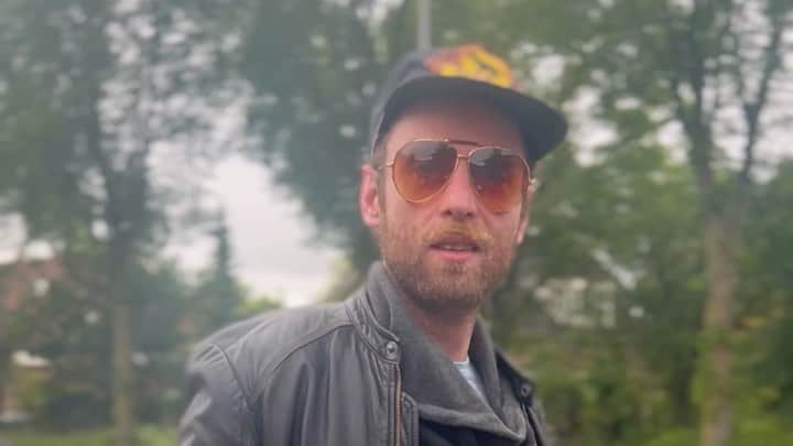 ヤナ・スクラのインスタグラム：「Sorry Zeeland, we zijn een beetje aan de late kant.   Korte docu  • Tom Degeluidsmanacteur • Starring @sliptomsi  Bijrol voor Tony BestepianistvanNederlandchauffeur @tony_roe__  Regie & Camera Janne Schra」