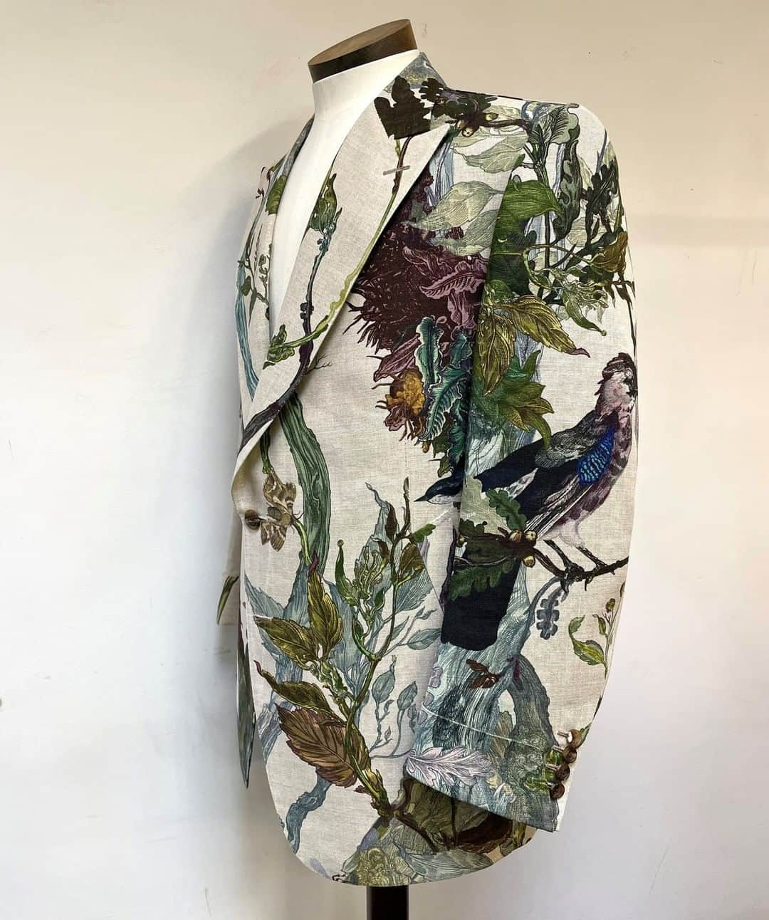 ギーブス&ホークスのインスタグラム：「Something for the weekend - a bespoke unlined linen sports coat with a woodland print. Scottish upholstery cloth supplied by the customer from the USA.」