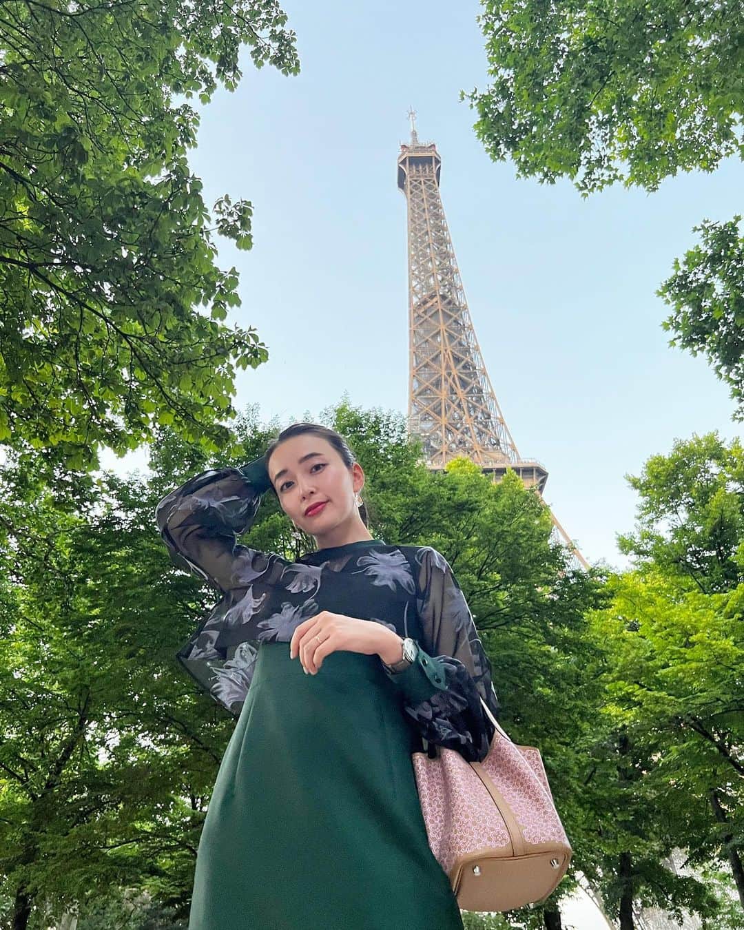 岩間恵のインスタグラム：「エッフェル塔と私シリーズ。笑 一眼とiPhoneって、なんだかんだやっぱり全然違うな、、、(２枚だけ一眼の写真入れたよわかる？)  誕生日のお祝いコメント、ありがとうございます🥺 メッセージも全部読んでます🫶❤️」