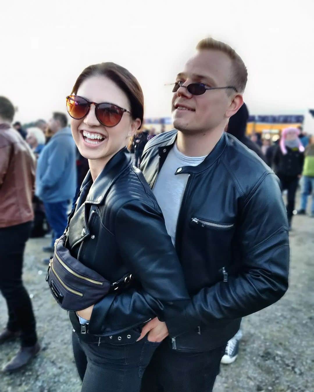 セシリア・トルンのインスタグラム：「Rokkikukon kanssa rockfesteillä 🖤🤟🏼 #rockfest2022」